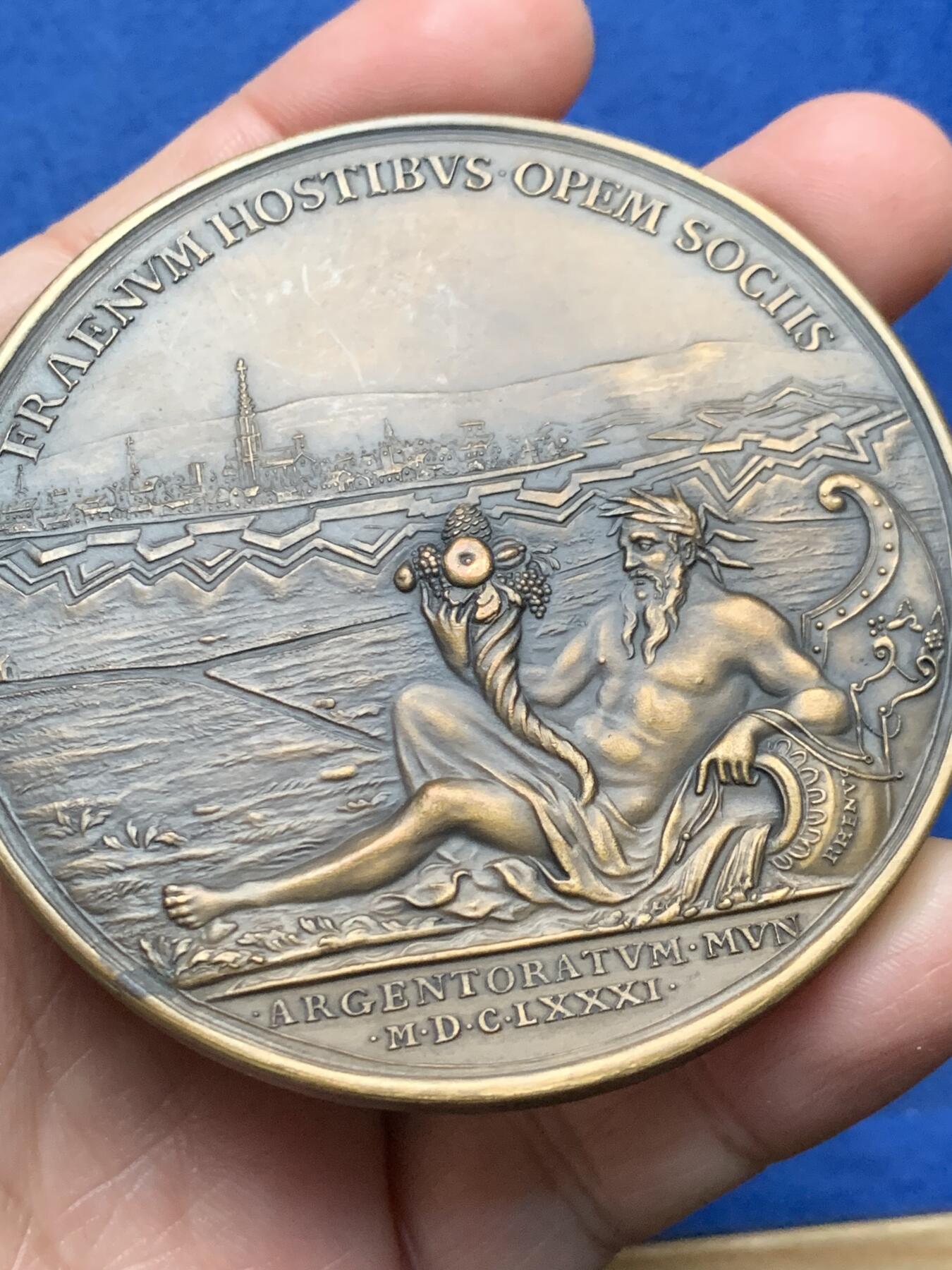 《竞宝斋》第473场 周日，周一 2场连拍 （全场包邮）欢迎送拍 路易十四攻占斯特拉斯堡纪念大铜章 169.1克 71mm 丰饶角铜标 后铸版本 细节不错