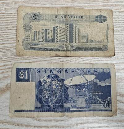 【币将精彩】纸币杂项拍卖（2026-4-27） 新加坡1元纸币两枚旧票品如图 说明:外币旧票，均有折痕，污损，裂口，过水等瑕疵，品如图。