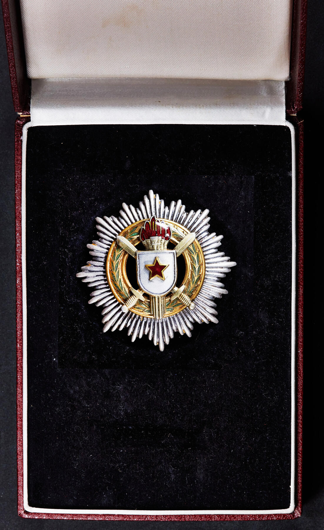 【俄甄集藏】2026年(050)04-01星期三 晚 19:30 全场包邮 南斯拉夫一级军事功勋勋章，银质局部珐琅，原盒带证，六火炬版，稀有品种，直径：70mm，重量：87.2克