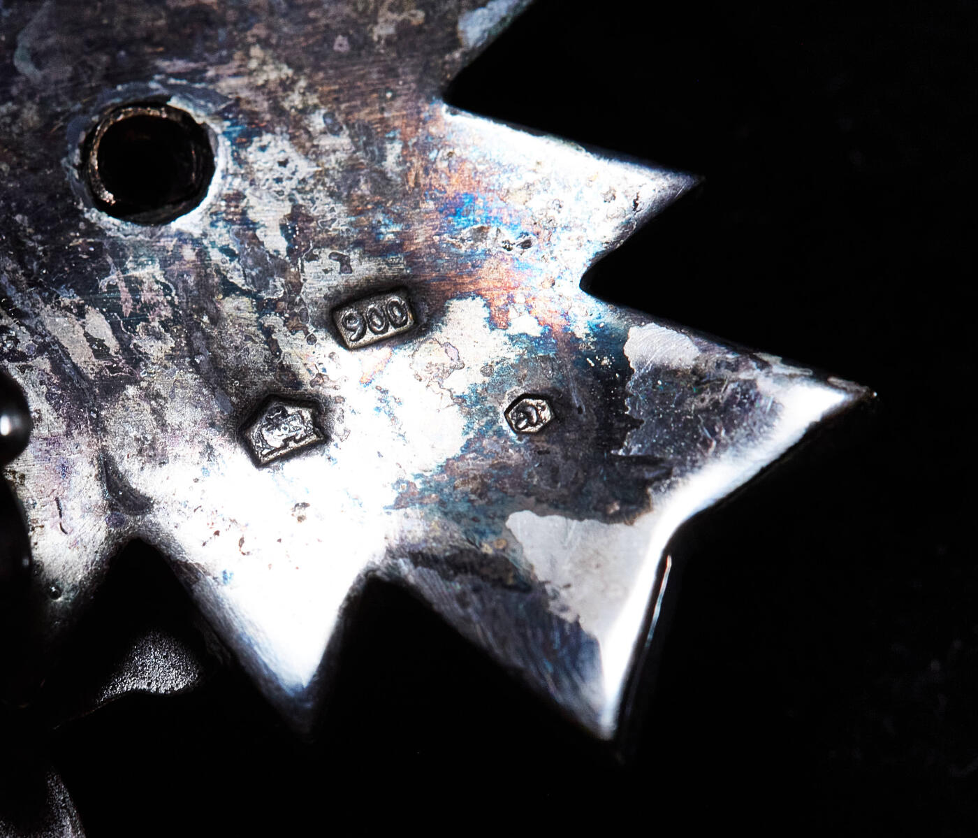 【俄甄集藏】2026年(050)04-01星期三 晚 19:30 全场包邮 南斯拉夫三级人民军勋章，银质局部珐琅，原盒带证，直径：68mm，重量：67.9克，盒体有老化开裂，见详图