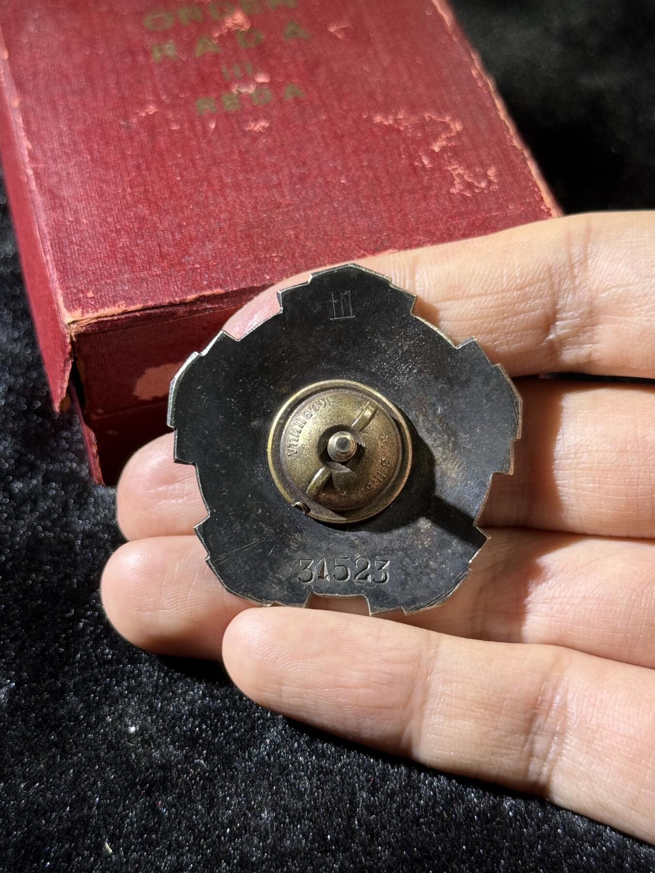 戎马世界章牌大赏，第112期 南斯拉夫三级劳动勋章，极早期小转轮版本，带原盒，盒子有损（这种早期的纸盒子很难保存基本都有点破），包浆厚重