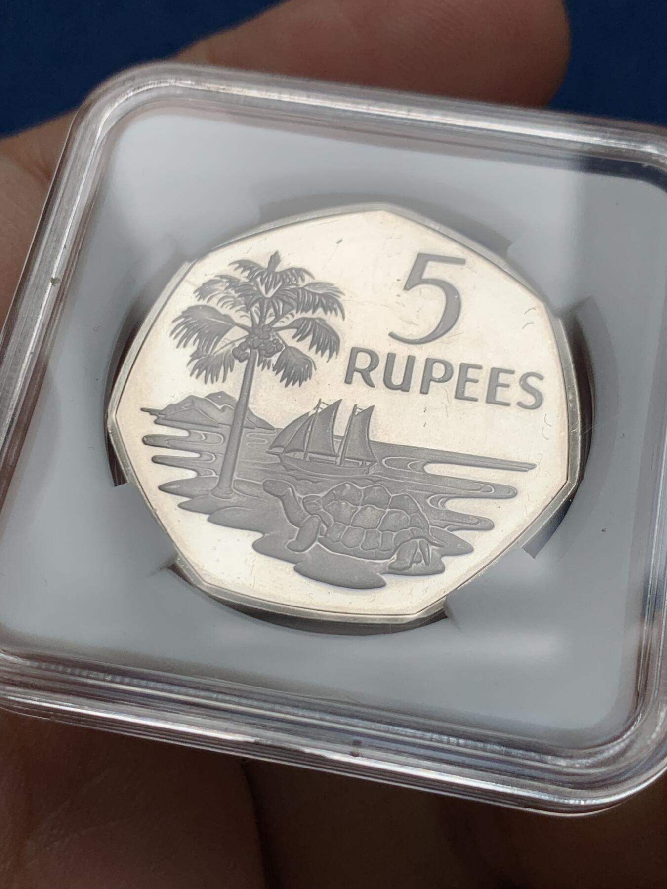 《竞宝斋》第473场 周日，周一 2场连拍 （全场包邮）欢迎送拍 英属塞舌尔1974年5卢比精制银币 极少见的七边形银币 15g 925银 发行量5000枚 少见品种