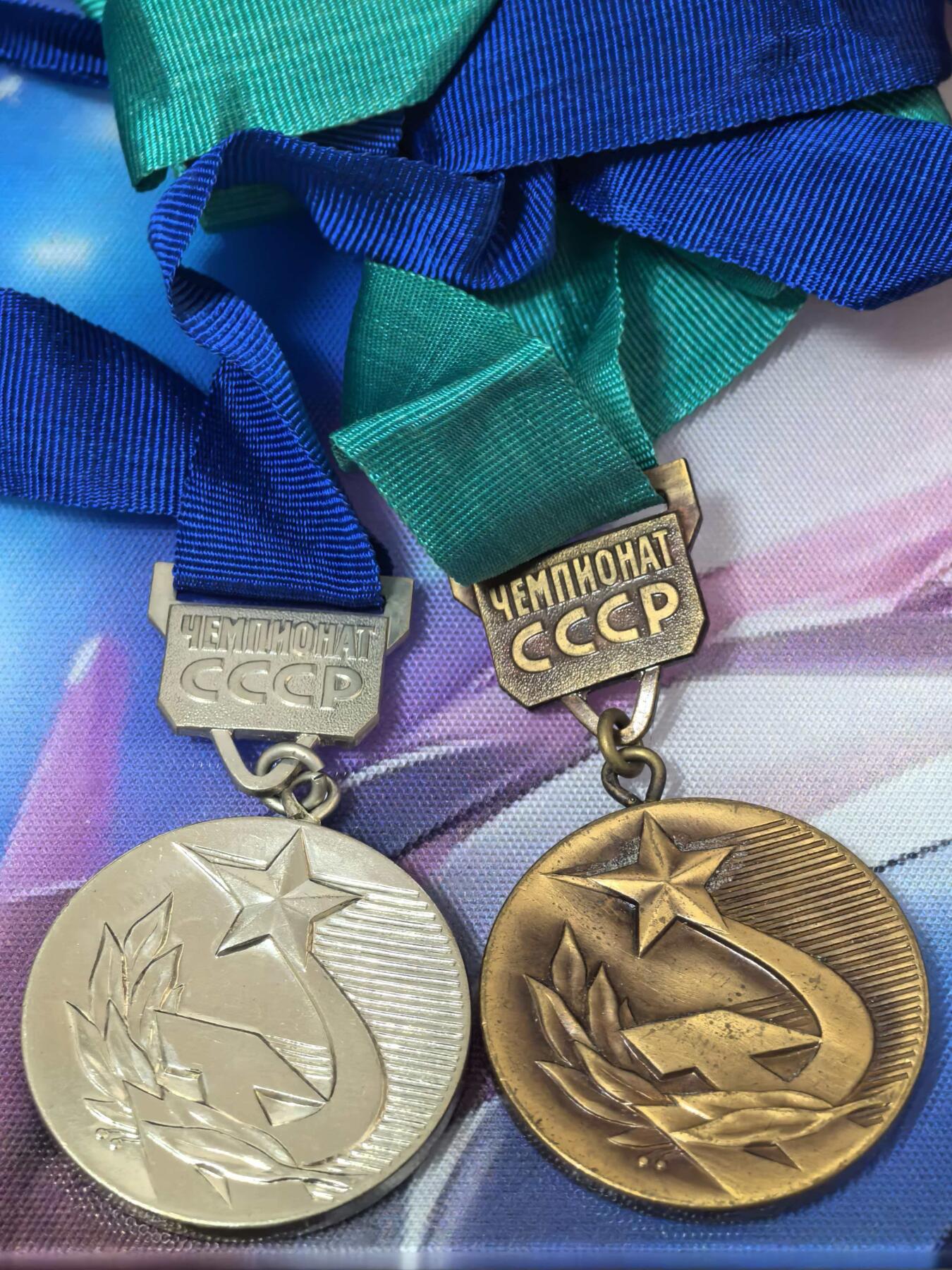 苏联勋章奖章拍卖 本次有亚捏，空军军服，国际运动员等好货 不要错过 3月20日晚上九点结束在麦稀奇 找不到的加我qq或者微信都是184277308备注苏章拍卖。 苏联锦标赛银、铜奖章（Чемпионат СССР）银色款：镀银/银质合金 铜色款：黄铜/青铜 授予在苏联全国锦标赛中获得亚军、季军的运动员