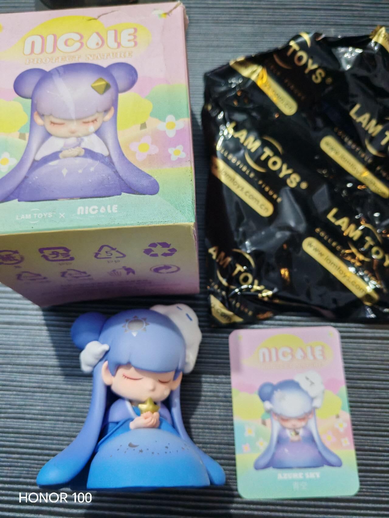 正版盲盒专场 - 系列名称：NICOLE 守护大自然系列（PROTECT NATURE） ​ - 出品方：LAM TOYS ​ - 款式：AZURE（青空/天空） ​ - 尺寸：约 80mm，PVC 材质，表面带有细腻珠光质感