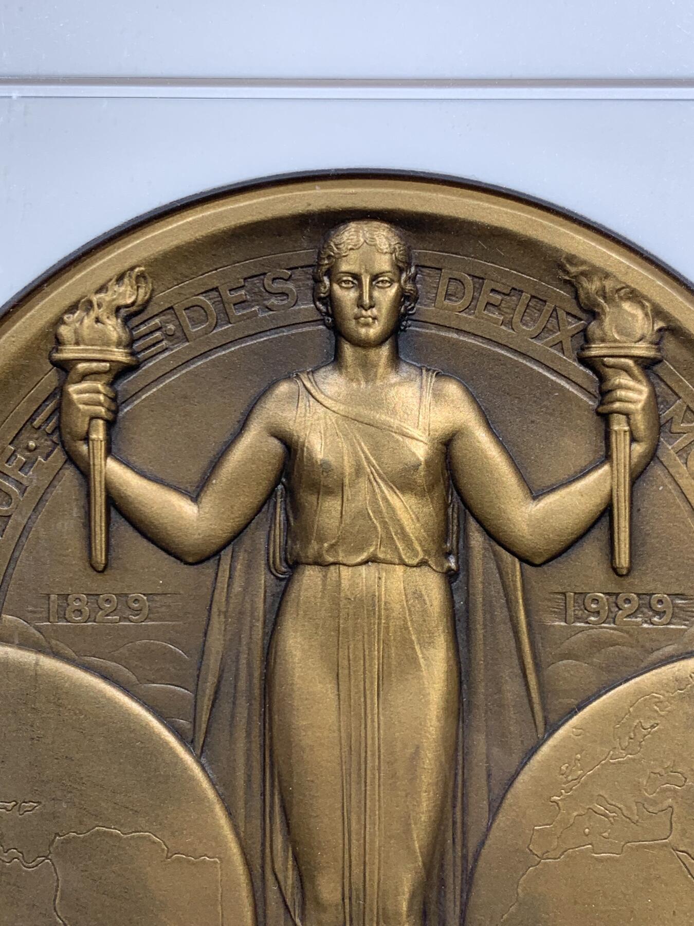 《竞宝斋》第473场 周日，周一 2场连拍 （全场包邮）欢迎送拍 NGC MS65BN 法国 “两世界评论” 创刊百年纪念大铜章，顶级品相 约98mm 重约450克 超大直径，加大加厚盒。3月11日最近记录550英镑成交 附图