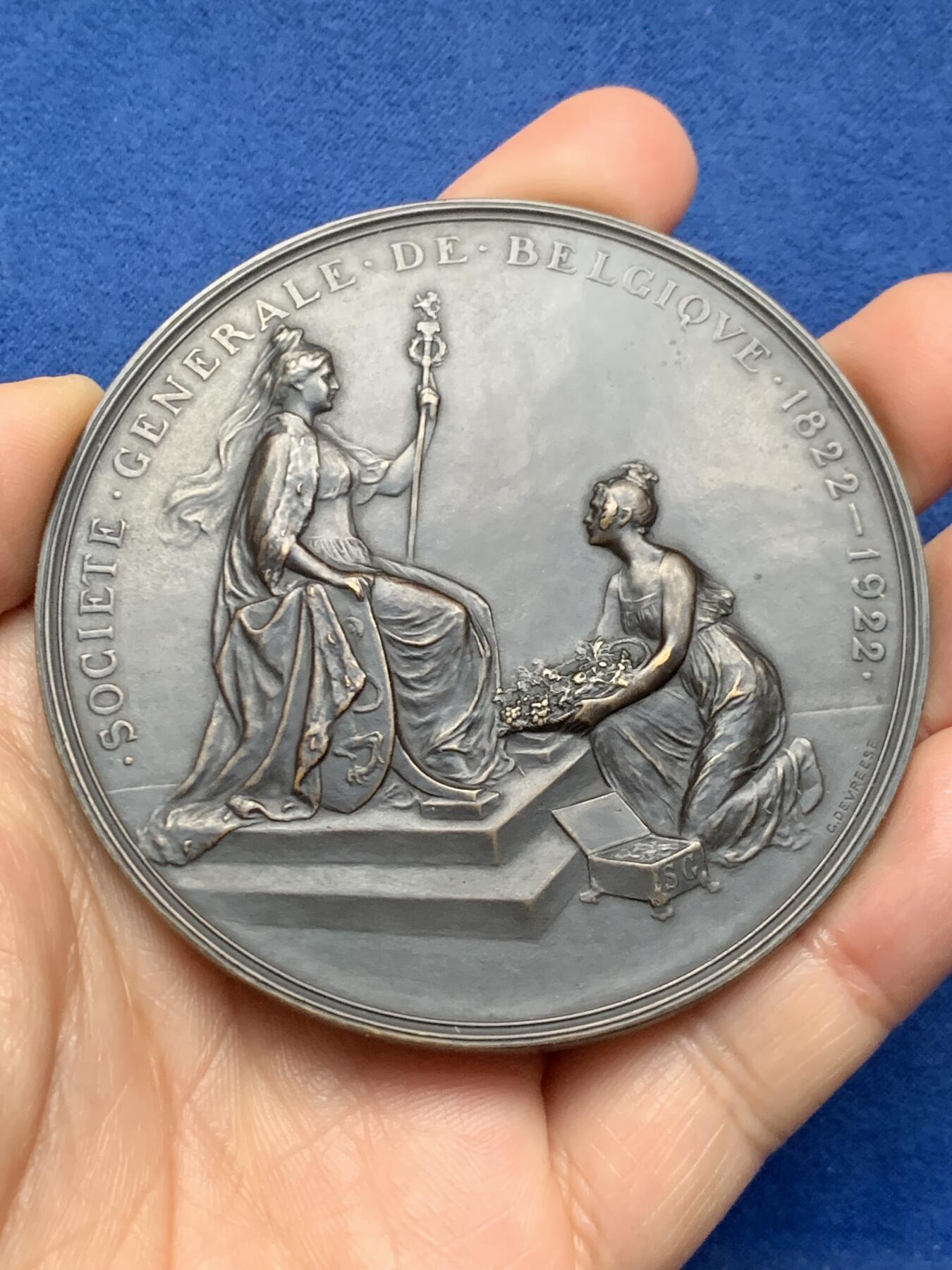 《竞宝斋》第473场 周日，周一 2场连拍 （全场包邮）欢迎送拍 1822年-1922年通用银行成立100周年纪念大铜章，极具金融历史发展收藏价值和异议，由著名雕塑家与章牌艺术家“戈德弗瓦鲁.杜弗莱斯”设计创作。直径：74.5mm，重：127.7克。