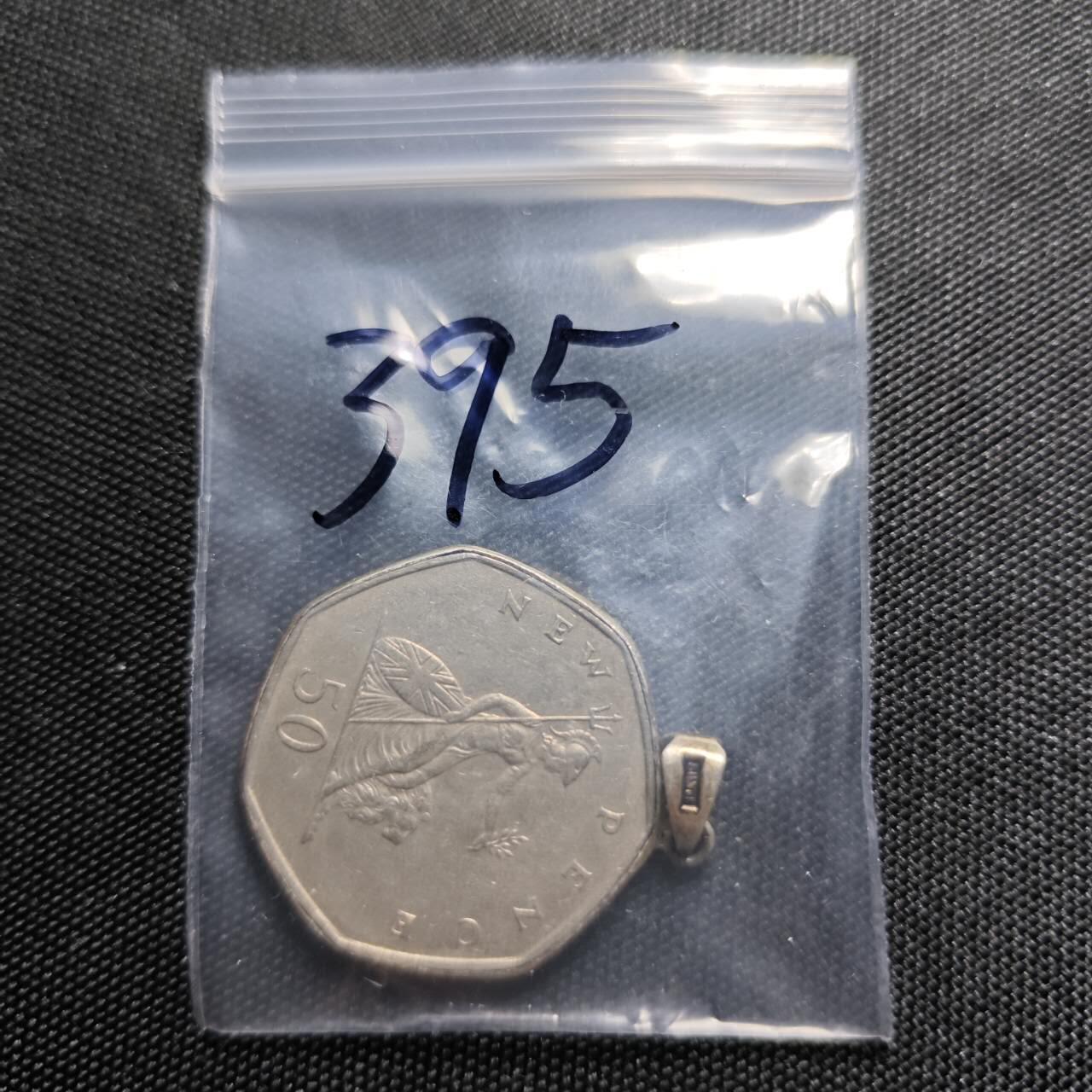 KK钱币收藏小铺   套币专场 2月预留时间 周末发货  英国大50便士挂件 挂件为银的 总重14.9克 币重13.5克 带银标