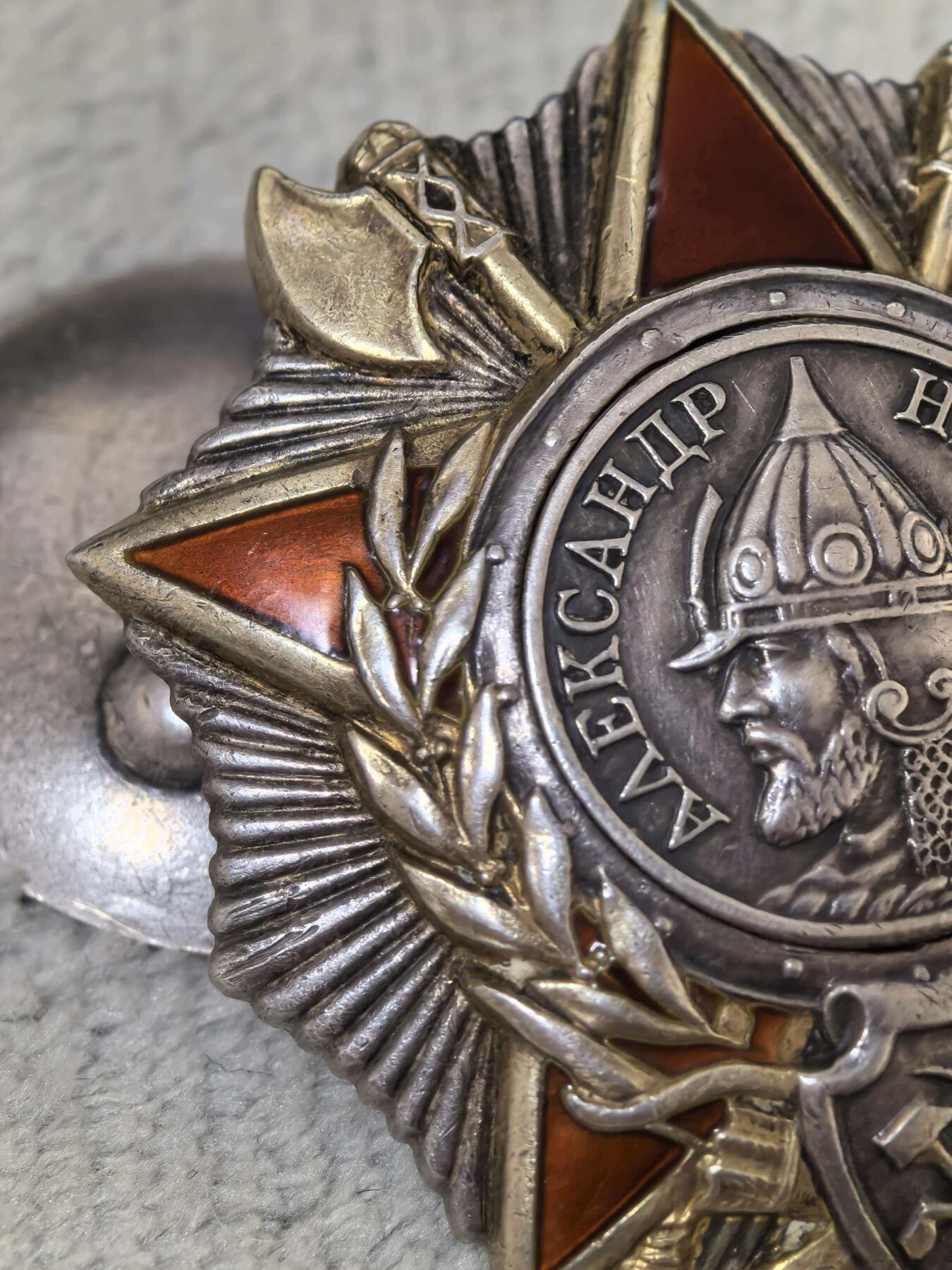 苏联勋章奖章拍卖 本次有亚捏，空军军服，国际运动员等好货 不要错过 3月20日晚上九点结束在麦稀奇 找不到的加我qq或者微信都是184277308备注苏章拍卖。 苏联亚历山大涅夫斯基勋章 19455 珐琅非常好 右边角底部中有微小蹭皮几乎不可见 过渡版本 原配银盖子 刻号不同于后面 它在最下方 厂标也较后期比较清晰紧凑 非常难得的版本 以前购自大西洋 可以提供当时的购买页面参考 介绍更详细 获得者Калашников Николай Иванович 近卫步兵团团副 积弊100+俘虏400+设置口袋战术  