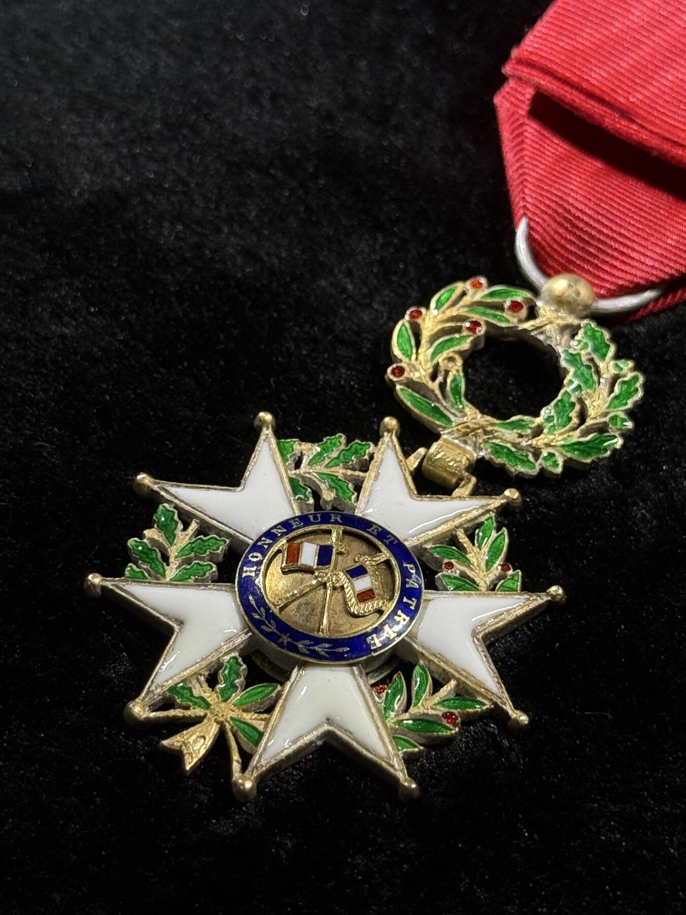 戎马世界章牌大赏，第112期 法国荣誉军团勋章，珠宝商定制立体花环版，银制