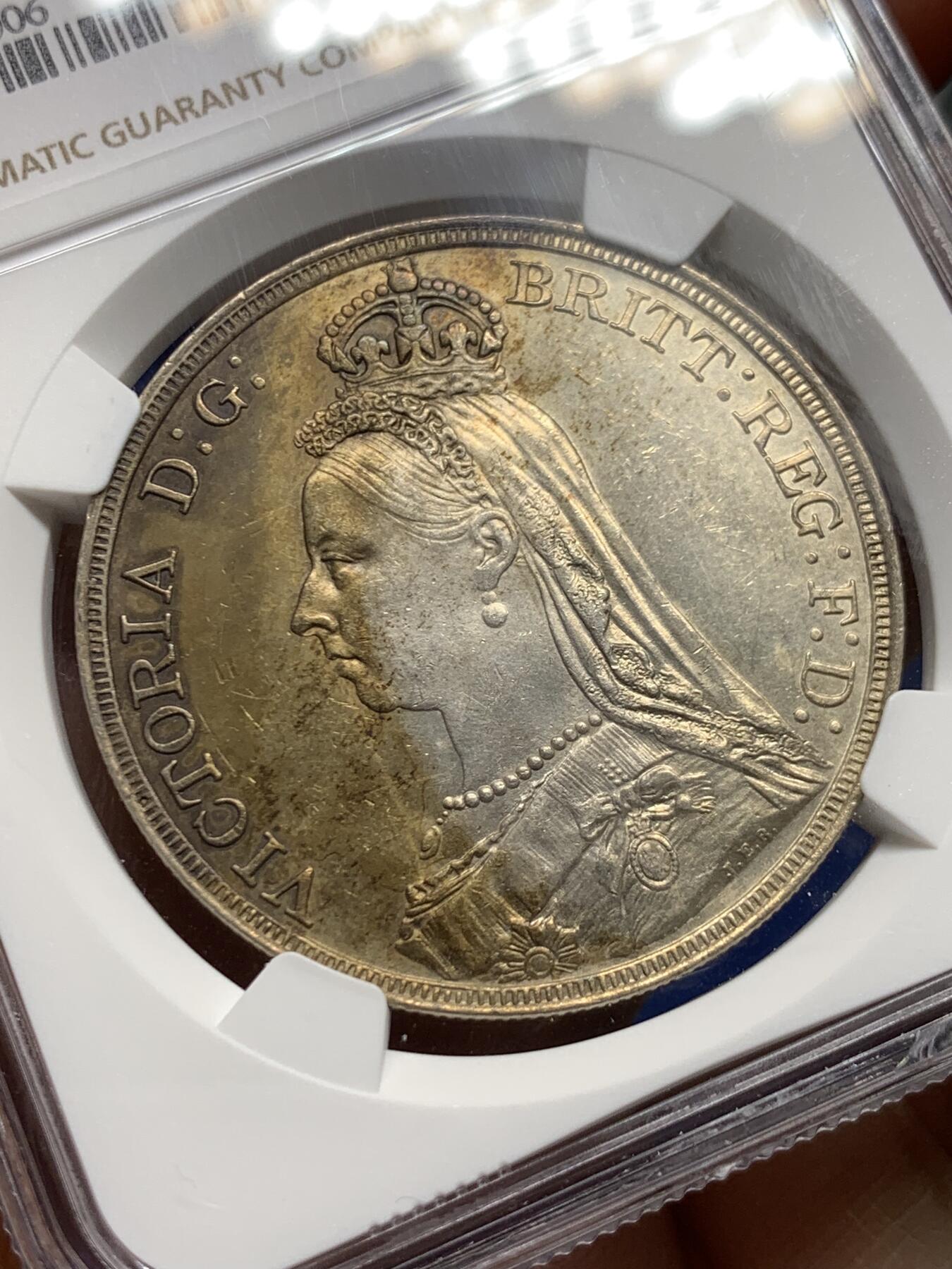 《竞宝斋》第473场 周日，周一 2场连拍 （全场包邮）欢迎送拍 NGC UNCD 英国 1892年 维多利亚女王 高冠马剑 1克朗 银币 少见年份 半月彩 带转光 盒子下沿有磕