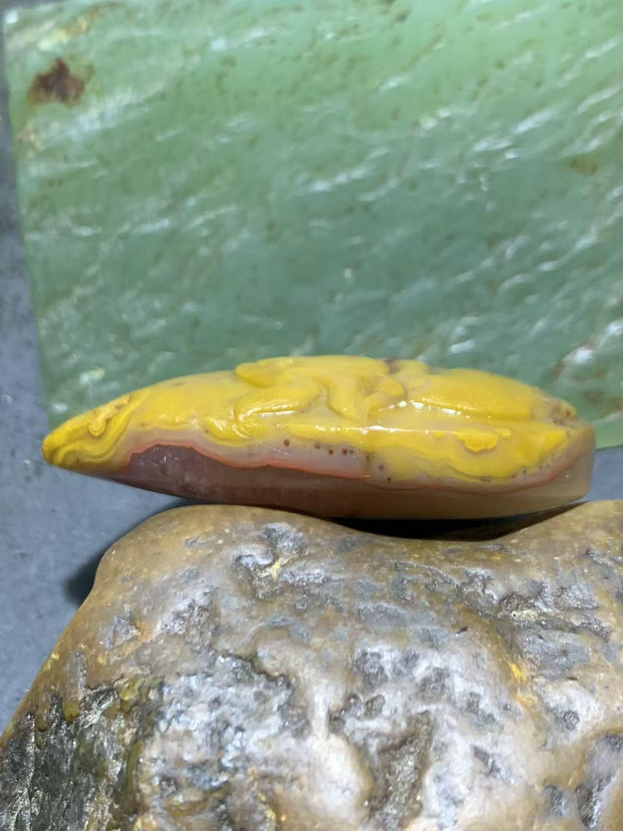 精美亚光冰飘糖心料战国红玛瑙手工雕刻玉兔吊坠一个，