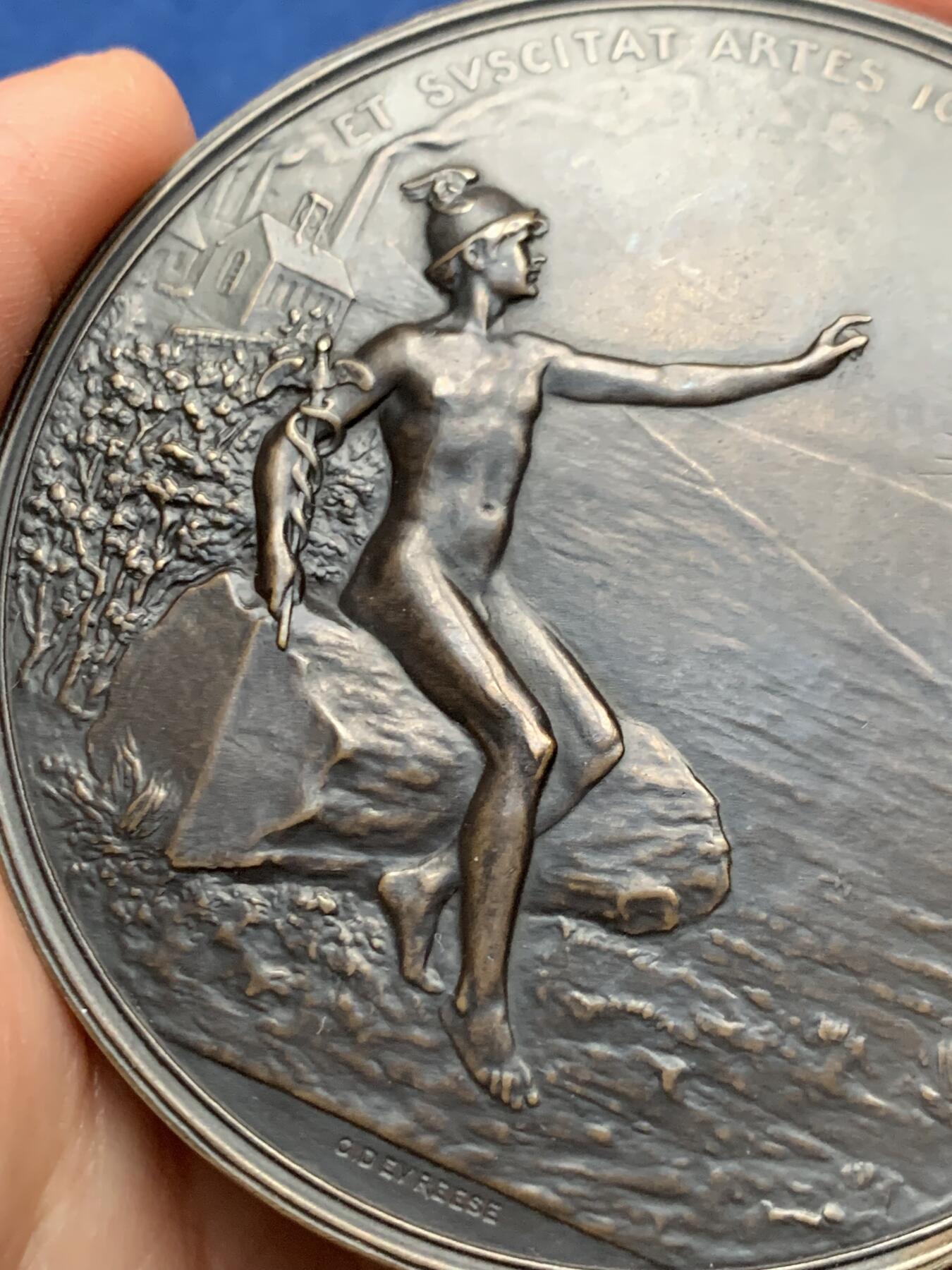 《竞宝斋》第473场 周日，周一 2场连拍 （全场包邮）欢迎送拍 1822年-1922年通用银行成立100周年纪念大铜章，极具金融历史发展收藏价值和异议，由著名雕塑家与章牌艺术家“戈德弗瓦鲁.杜弗莱斯”设计创作。直径：74.5mm，重：127.7克。