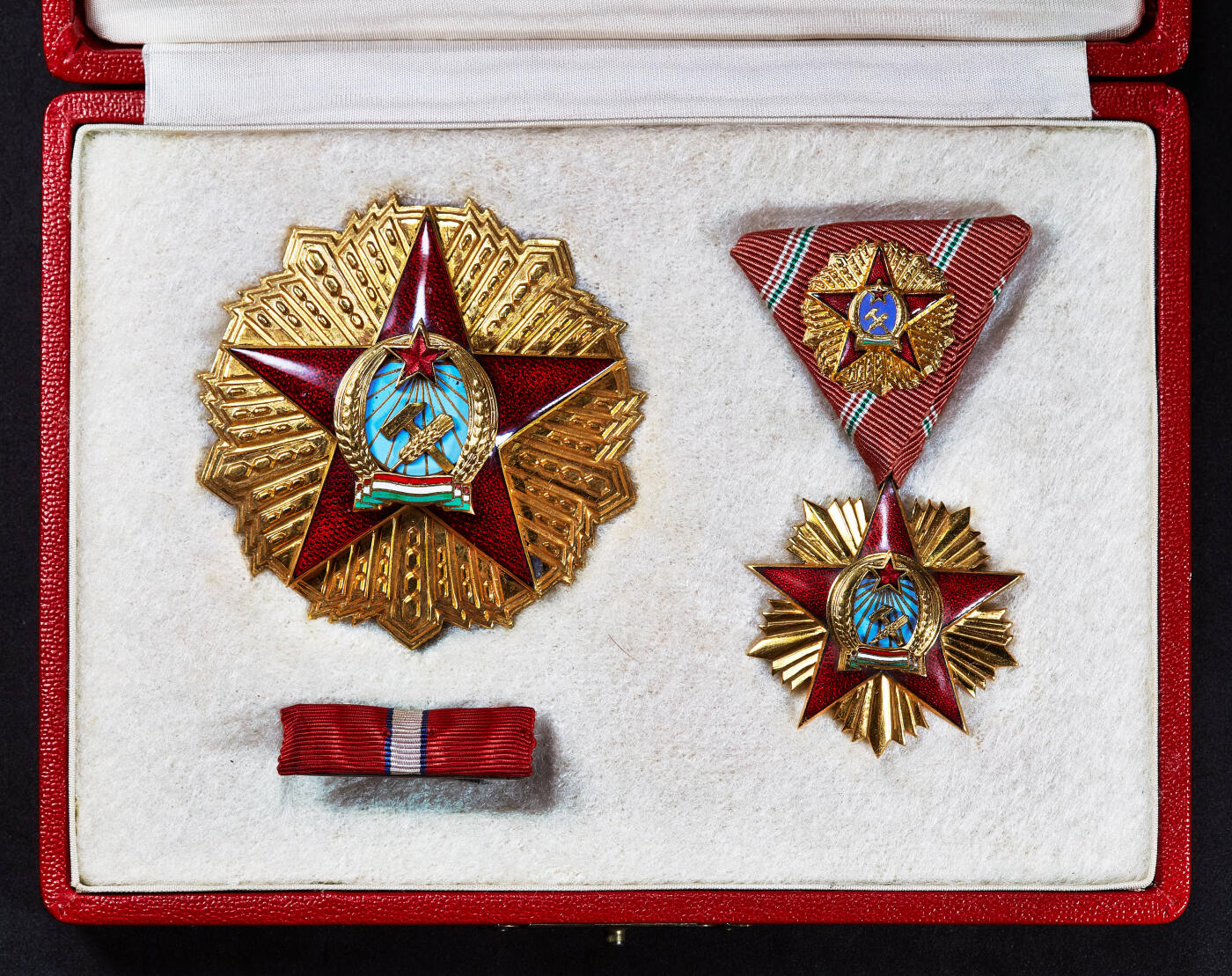 【俄甄集藏】2026年(050)04-01星期三 晚 19:30 全场包邮 匈牙利人民共和国一级共和国勋章，原盒，铜质镀金，局部珐琅，匈牙利人民共和国最高等级勋章，星章直径：70mm，重量：83.5克；挂章直径：43mm，含绶带重量：25克，共发行169枚，该版为1949-1953年早期版
