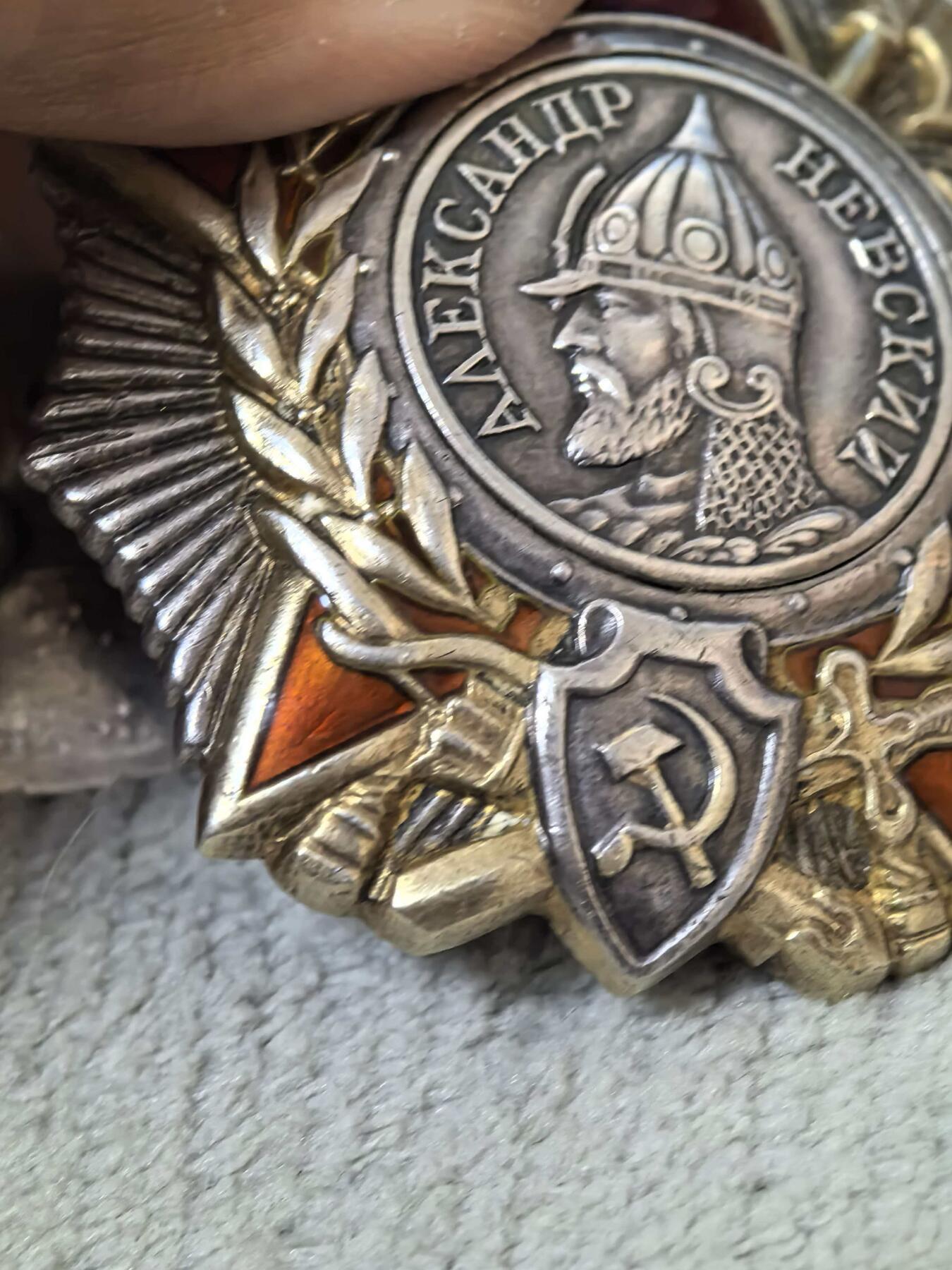 苏联勋章奖章拍卖 本次有亚捏，空军军服，国际运动员等好货 不要错过 3月20日晚上九点结束在麦稀奇 找不到的加我qq或者微信都是184277308备注苏章拍卖。 苏联亚历山大涅夫斯基勋章 19455 珐琅非常好 右边角底部中有微小蹭皮几乎不可见 过渡版本 原配银盖子 刻号不同于后面 它在最下方 厂标也较后期比较清晰紧凑 非常难得的版本 以前购自大西洋 可以提供当时的购买页面参考 介绍更详细 获得者Калашников Николай Иванович 近卫步兵团团副 积弊100+俘虏400+设置口袋战术  