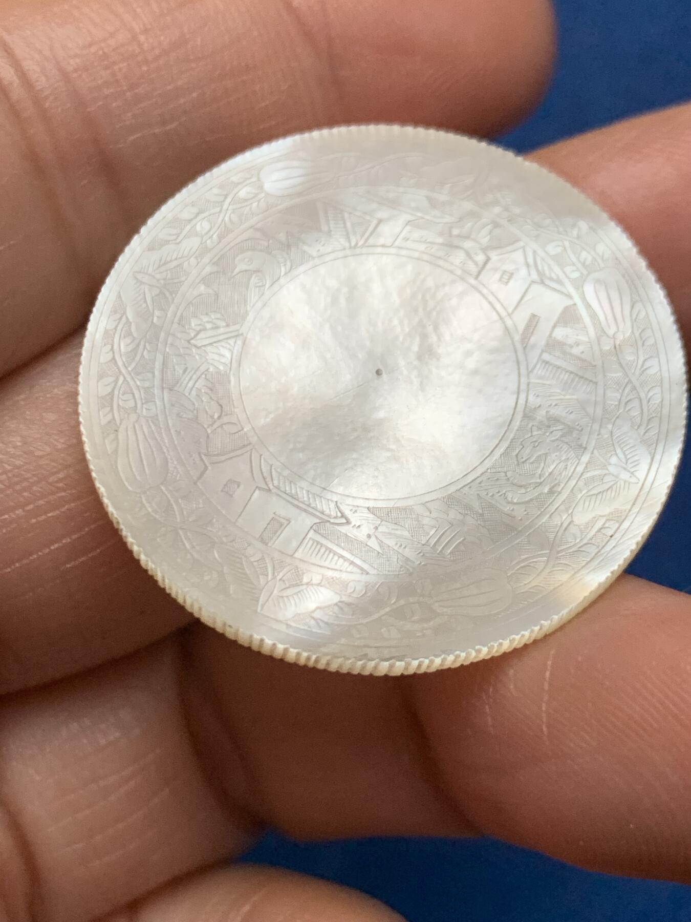 《竞宝斋》第473场 周日，周一 2场连拍 （全场包邮）欢迎送拍 英国一线回流清螺钿贝母筹码或代币一枚。手工精雕，中式园林公子仕女图，蝶花纹路看可能是梁祝。莹光宝气，少见厚片圆形款，侧边有齿。