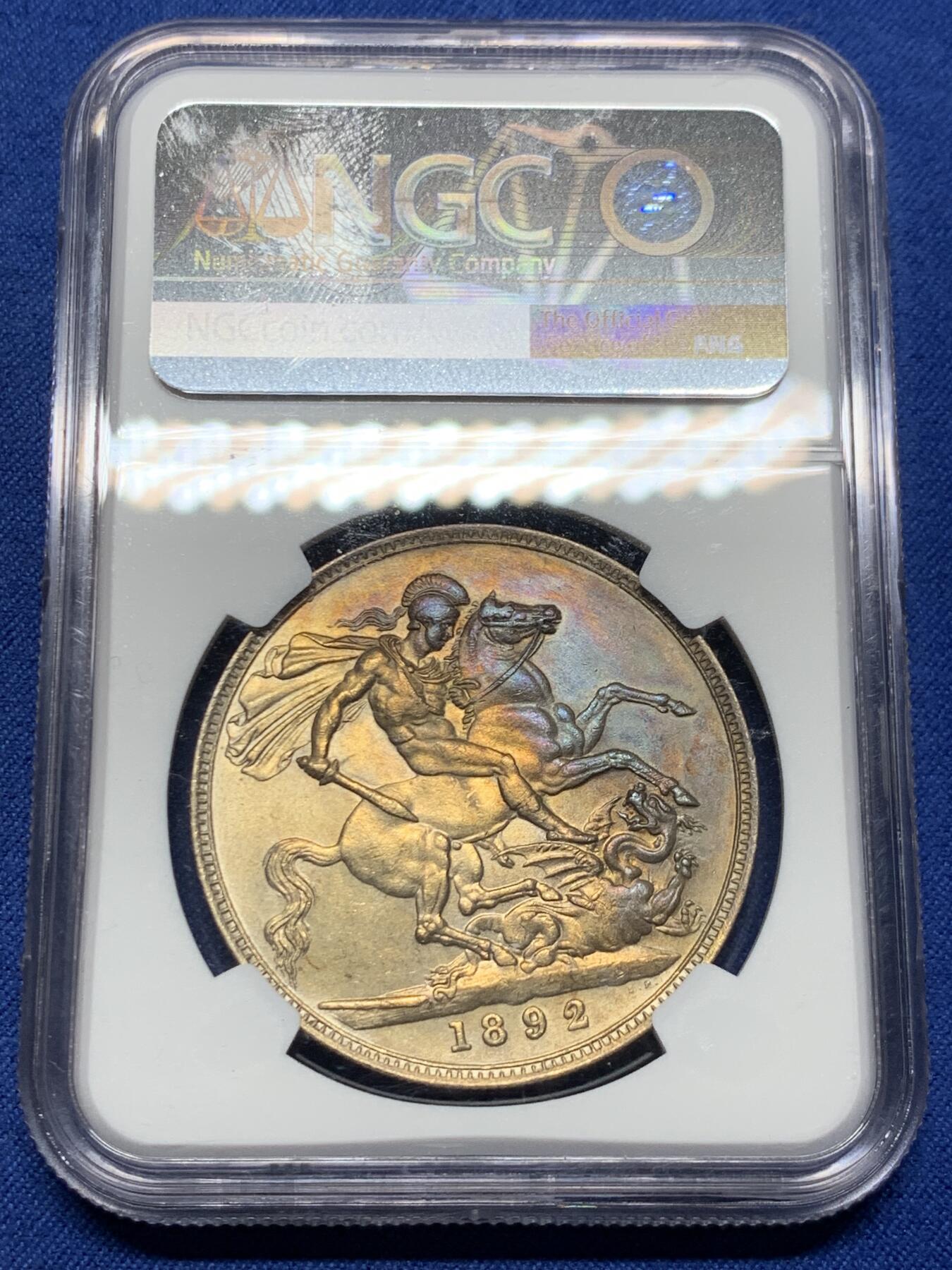 《竞宝斋》第473场 周日，周一 2场连拍 （全场包邮）欢迎送拍 NGC UNCD 英国 1892年 维多利亚女王 高冠马剑 1克朗 银币 少见年份 半月彩 带转光 盒子下沿有磕