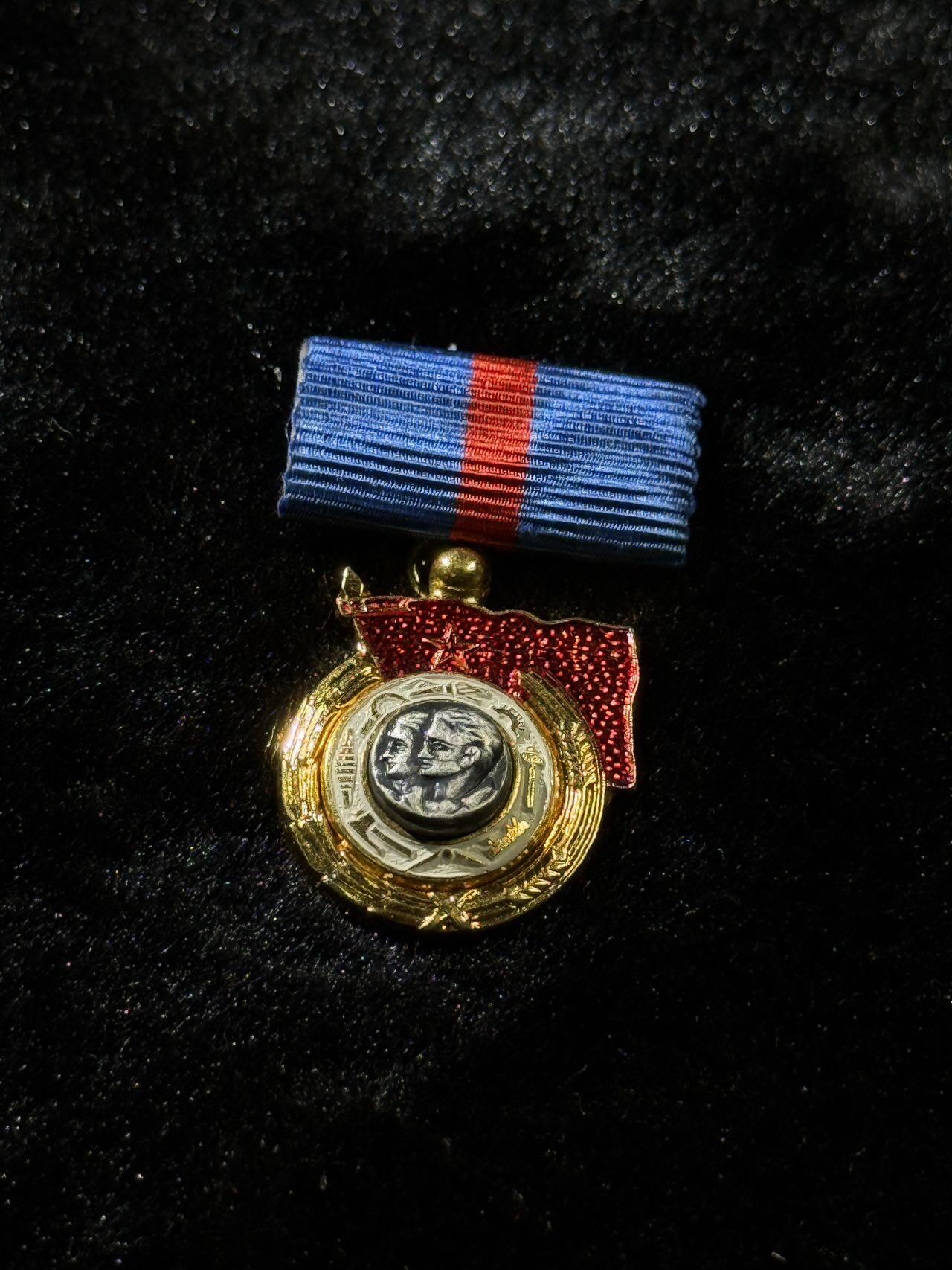 戎马世界章牌大赏，第112期 南斯拉夫一级劳动勋章mini章，非常少见的mini