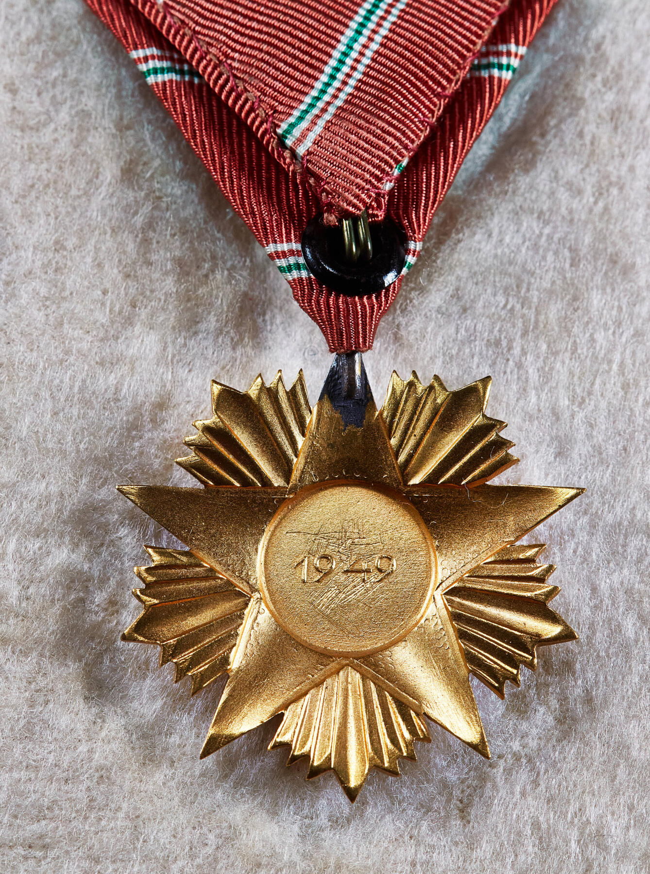 【俄甄集藏】2026年(050)04-01星期三 晚 19:30 全场包邮 匈牙利人民共和国一级共和国勋章，原盒，铜质镀金，局部珐琅，匈牙利人民共和国最高等级勋章，星章直径：70mm，重量：83.5克；挂章直径：43mm，含绶带重量：25克，共发行169枚，该版为1949-1953年早期版