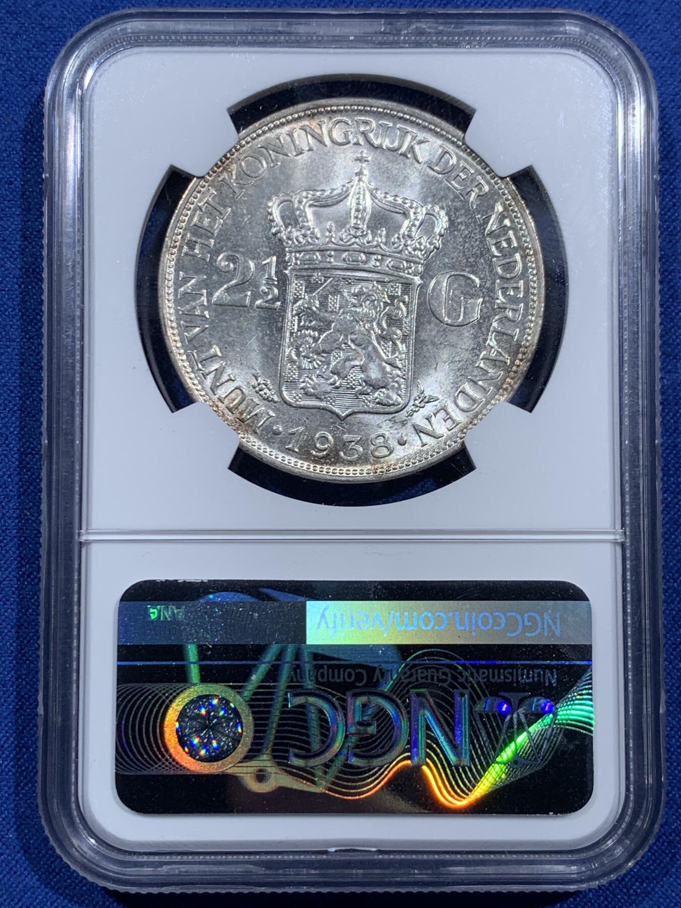 《竞宝斋》第473场 周日，周一 2场连拍 （全场包邮）欢迎送拍 NGC MS63 荷兰1938年威廉明娜女王2.5盾大银币，银光曜曜，丝滑车轮光。荷兰主币大银，流通充分，高分难度很大，季军分，更高仅2枚。此前稀奇拍过一枚同年65，两千多成交。此枚观感非常好，性价比极佳