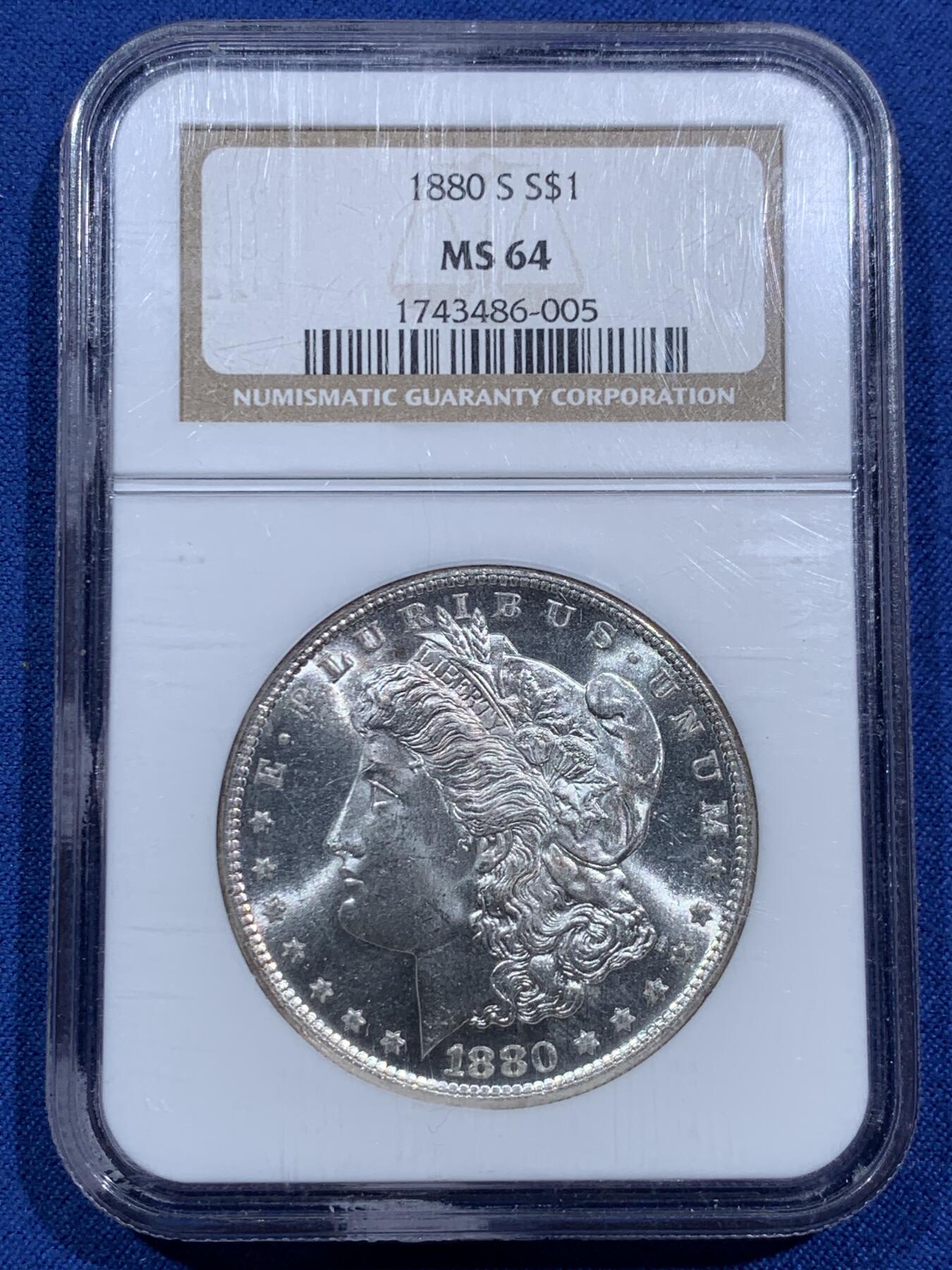 《竞宝斋》第473场 周日，周一 2场连拍 （全场包邮）欢迎送拍 NGC MS64 美国1880年S版摩根1美元银币 转光好