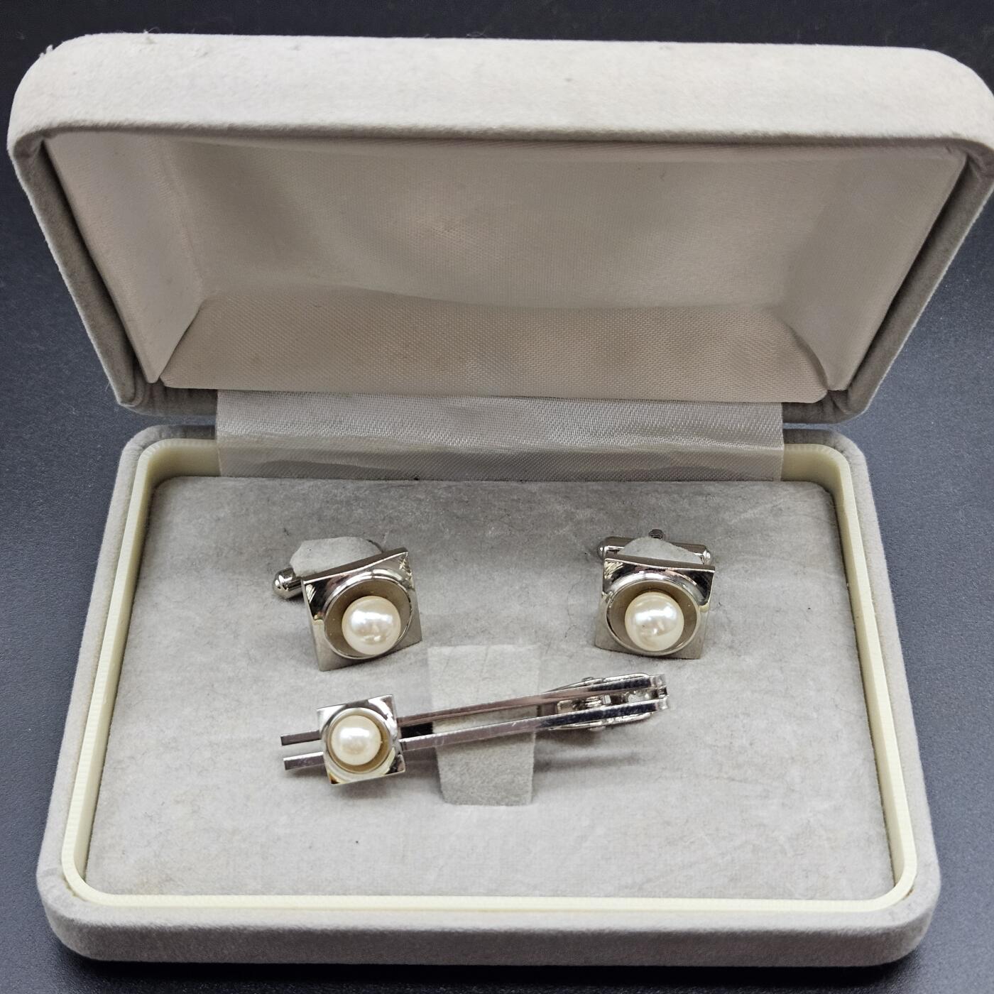 0元起拍勋章 第341期 咸鱼国勋章拍卖专场 3月25日（周三）下午6：00开始 中古领带夹袖扣一对带盒