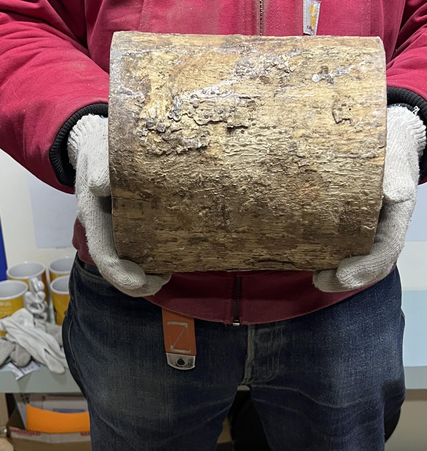 零元拍：金丝楠圆墩凳子摆件，重量3.3公斤。高：200高/190/205MM。抛光后金灿灿满香。最后图为成品效果图，如果带点瘤，意味着花纹更漂亮。抛光后金灿灿满香。最后两图为成品效果。