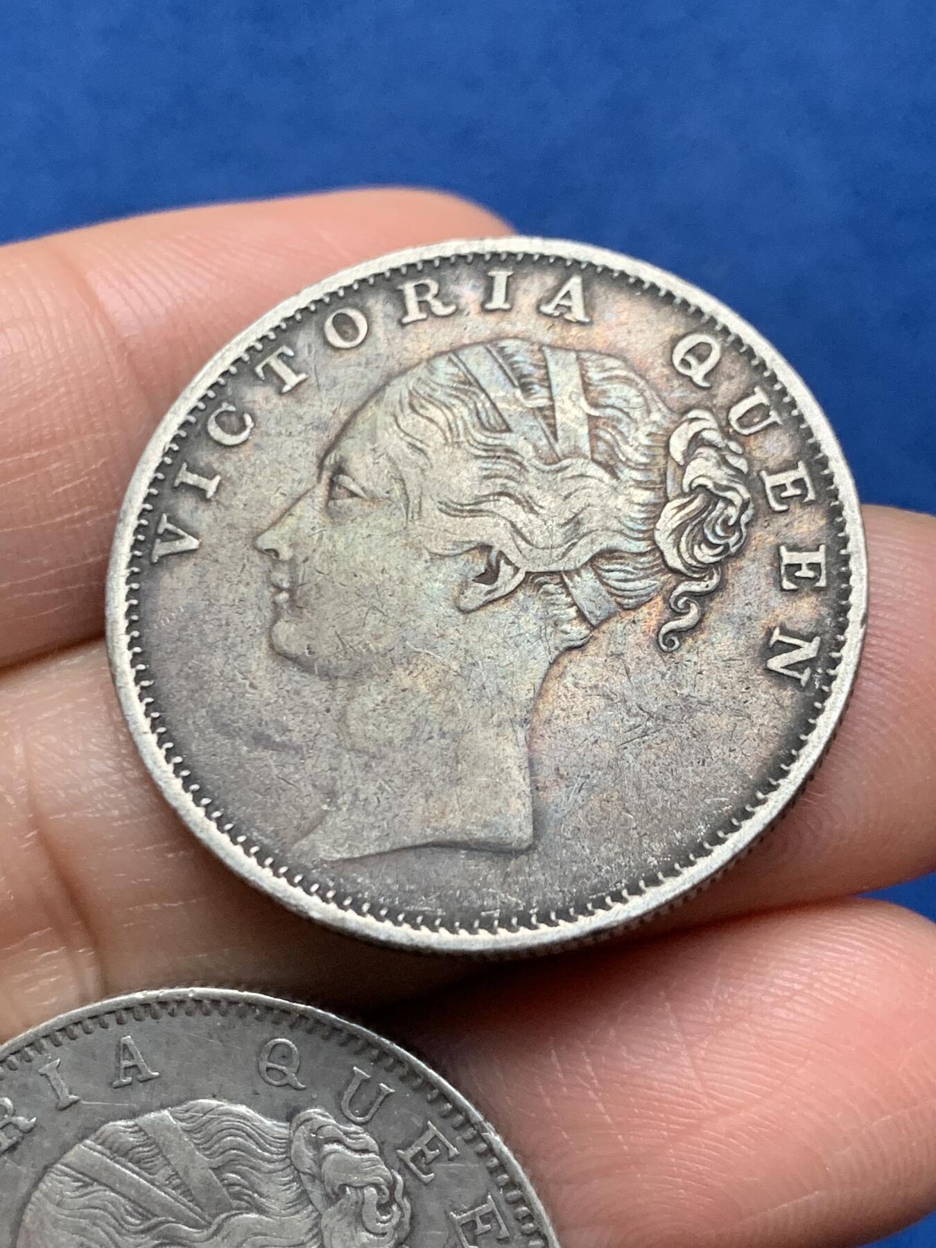 《竞宝斋》第473场 周日，周一 2场连拍 （全场包邮）欢迎送拍 两枚一组 东印度公司1840年维多利亚女王单辫1卢比银币 总重23克