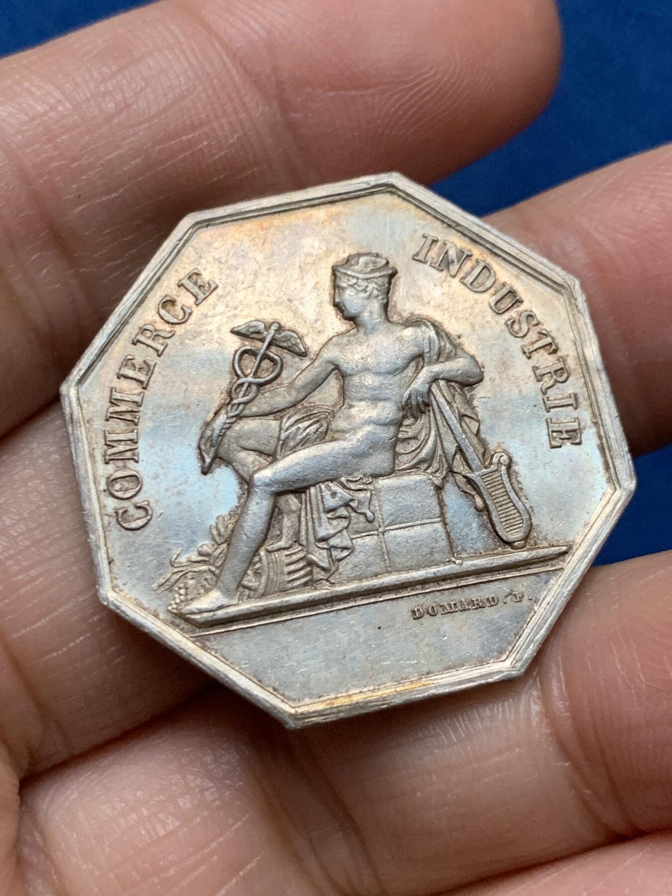 《竞宝斋》第473场 周日，周一 2场连拍 （全场包邮）欢迎送拍 法国卡尔卡松商会八角银质代币，正面墨丘利背丰饶角月桂都象征商业，丰饶角ARGENT，13.75克，30.8mm