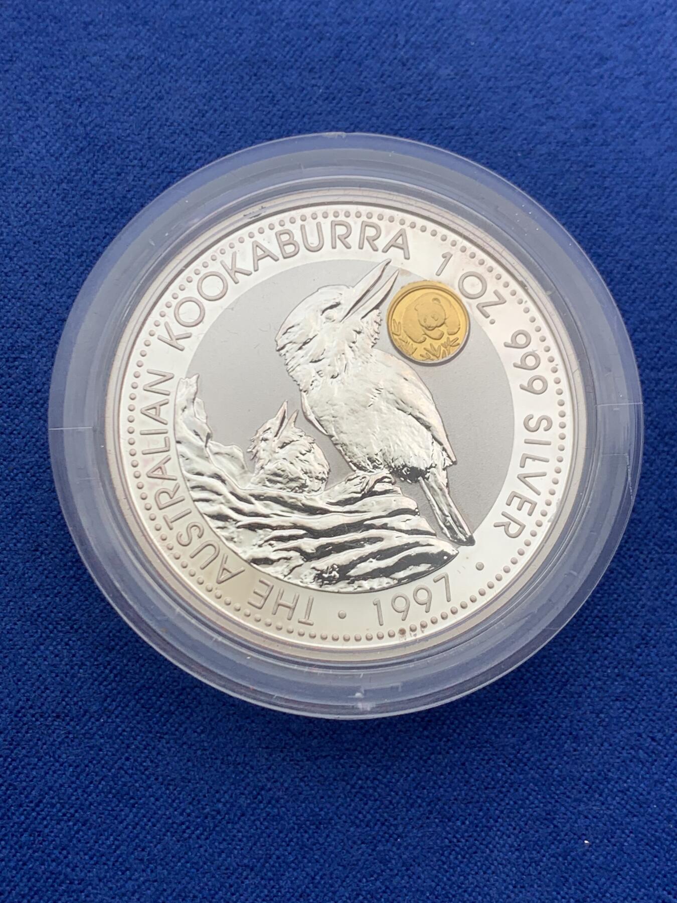 《竞宝斋》第473场 周日，周一 2场连拍 （全场包邮）欢迎送拍 澳大利亚 1997年 笑翠鸟 熊猫镶嵌银币 含纯银1盎司999银 镶嵌部分重约0.5克黄金