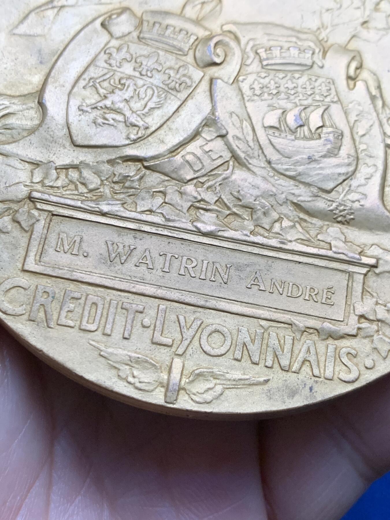 《竞宝斋》第473场 周日，周一 2场连拍 （全场包邮）欢迎送拍 法国1910年里昂银行镀金大铜章，80.5mm，242.7克，巨大规格，厚重压手，Pillet经典作品。人物发丝胡须细节极美，徽章繁复华丽。全品好状态，镀层状态极佳。