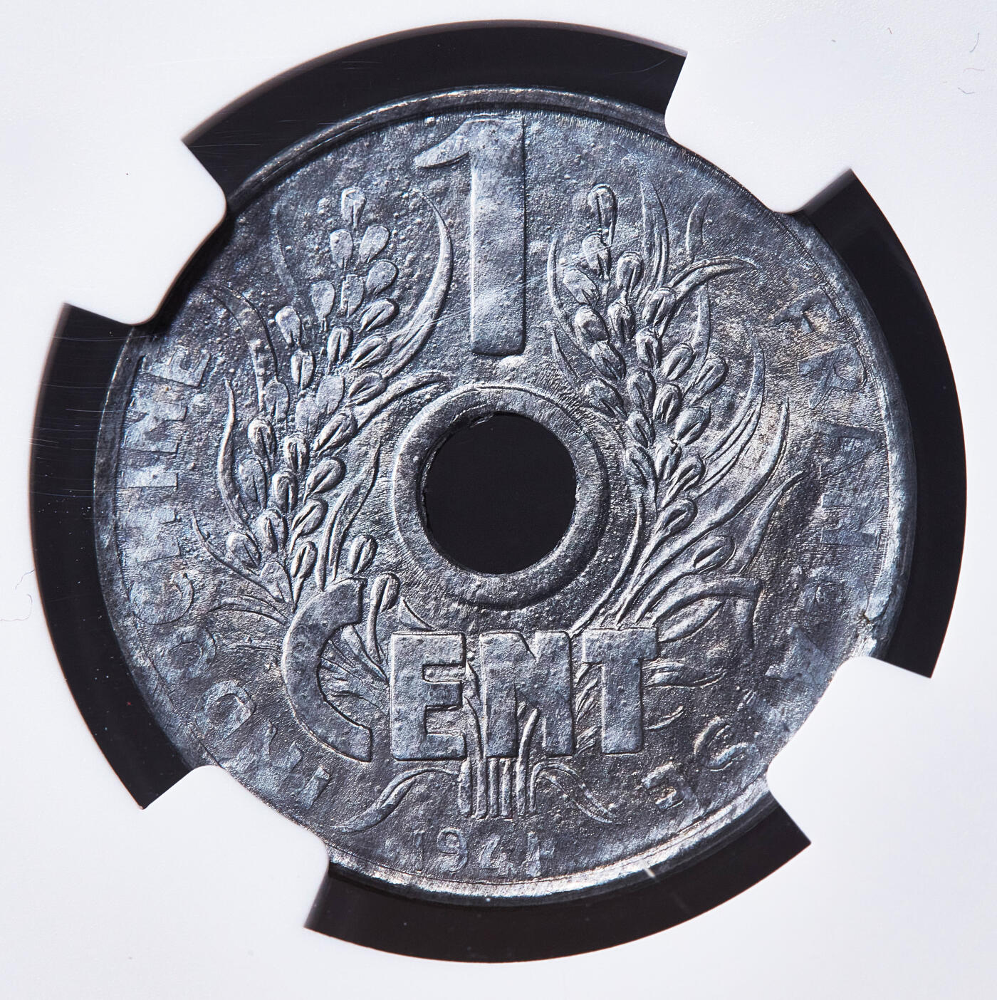 【俄甄集藏】2026年(050)04-01星期三 晚 19:30 全场包邮 法属印度支那1941年帽圈版中孔1分锌币，NGC MS63，原光品相，MS状态难得