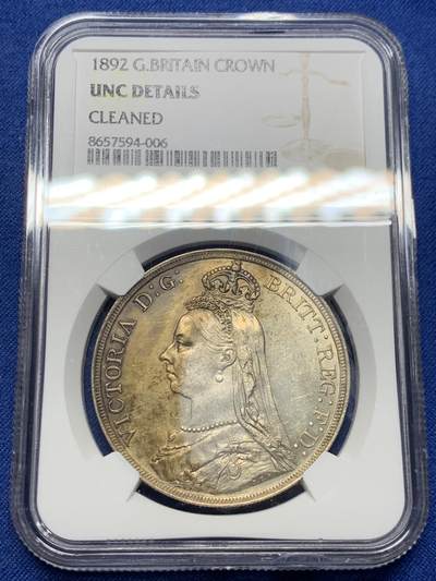《竞宝斋》第473场 周日，周一 2场连拍 （全场包邮）欢迎送拍 - NGC UNCD 英国 1892年 维多利亚女王 高冠马剑 1克朗 银币 少见年份 半月彩 带转光 盒子下沿有磕