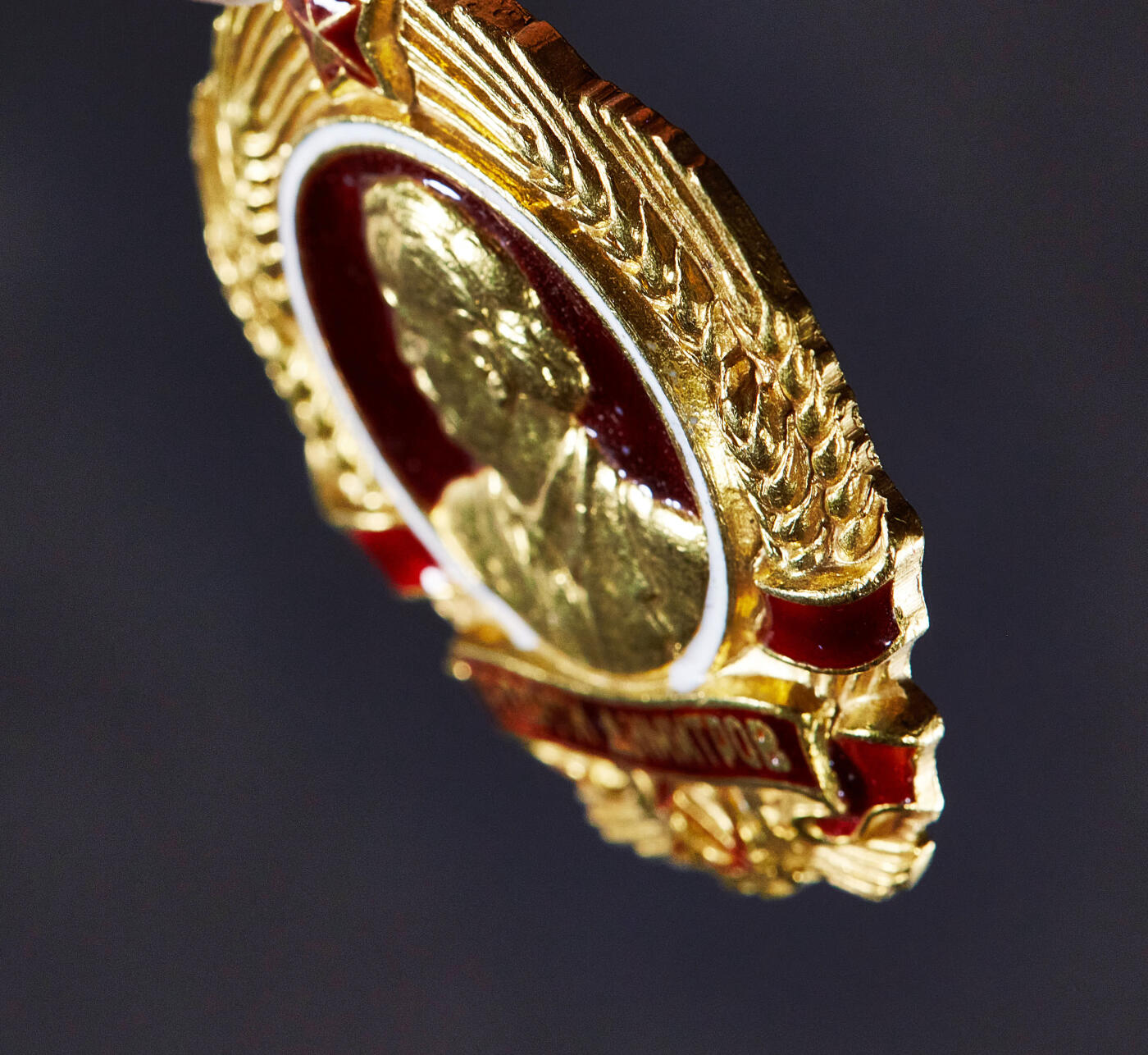 【俄甄集藏】2026年(050)04-01星期三 晚 19:30 全场包邮 保加利亚季米特洛夫金质勋章，通体14K金，局部珐琅，原盒带略，早期编号版，直径约：40mm，高：45mm，含绶带重量：78.2克，保加利亚人民共和国最高等级勋章，对标苏联列宁勋章，盒体有老化