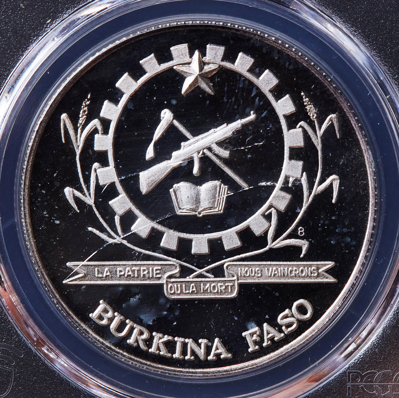 【俄甄集藏】2026年(050)04-01星期三 晚 19:30 全场包邮 布基纳法索1990年纪念独立30周年1盎司精制银样币，PCGS SP66，重31.1克，999银，发行量30枚，稀有品种，盒面有贯穿裂，见详图