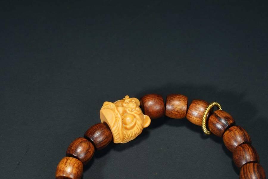 上海都达杂项专场五十八【全场包邮】  海南黄花梨虎皮纹桶珠醒狮手串 附鉴定证书 93-245