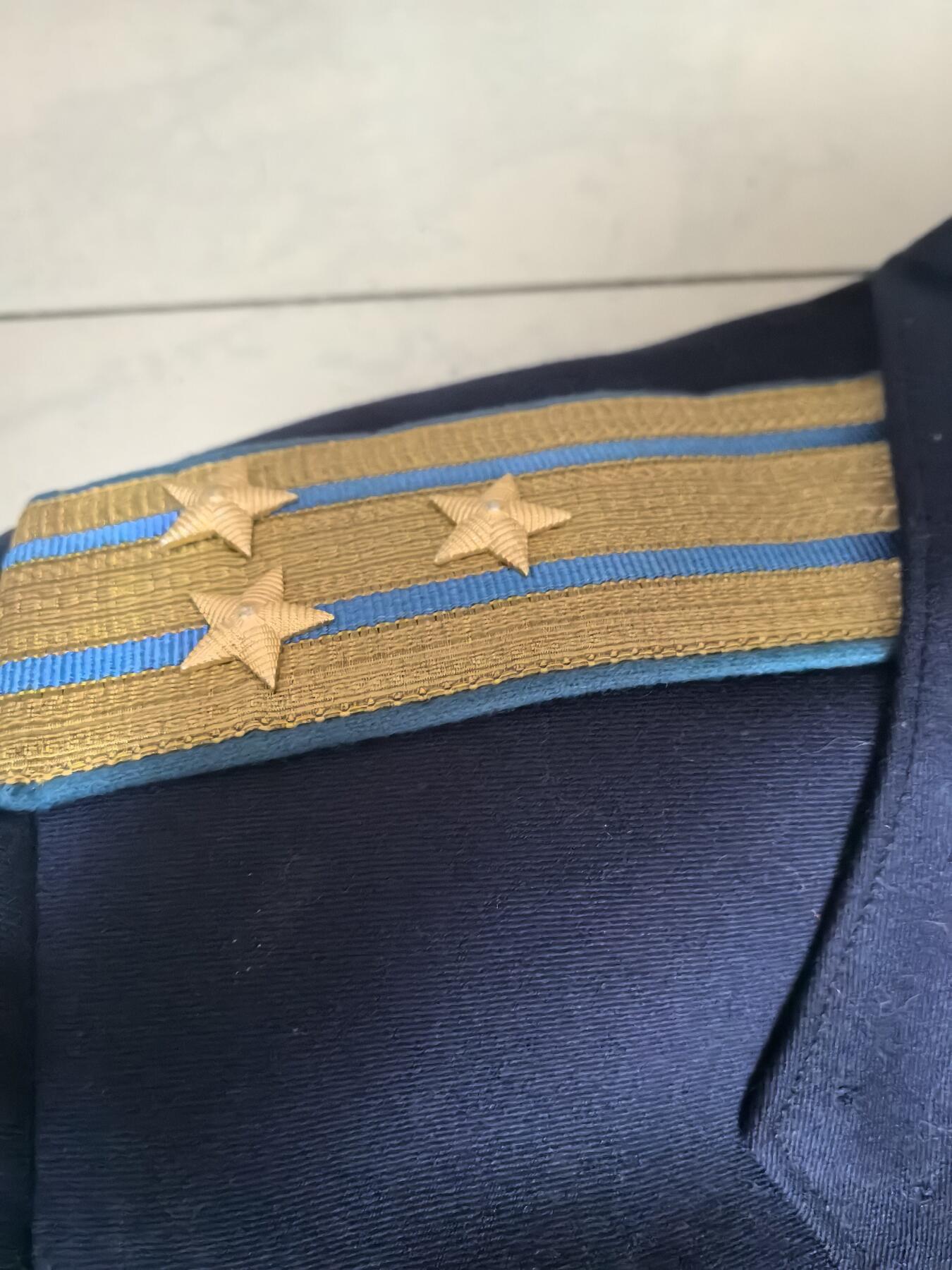 苏联勋章奖章拍卖 本次有亚捏，空军军服，国际运动员等好货 不要错过 3月20日晚上九点结束在麦稀奇 找不到的加我qq或者微信都是184277308备注苏章拍卖。 苏联空军上校军服上衣 大概尺寸175  保存完好 没有破损 领章少一个找不到了其他都很好 右胸有几个佩戴勋章的眼 衣服可以说保存的非常好照片一起给不保证是本人 20✘25大尺寸