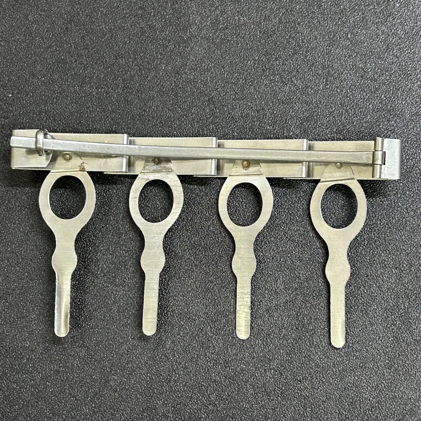 西秦中古拍卖第八十一期  不忘历史·抗战收藏 抗战时期日本4联勋章架 勋章挂板