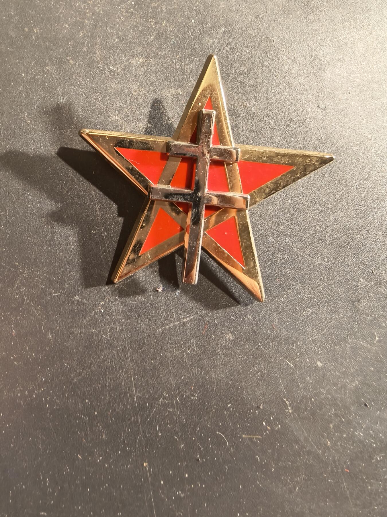 老王徽章第188期 法国陆军摩洛哥第1斯帕希骑兵团证章    該團歷史悠久，源自摩洛哥輕騎兵，並在第一次和第二次世界大戰中服役，其中包括自由法國軍隊