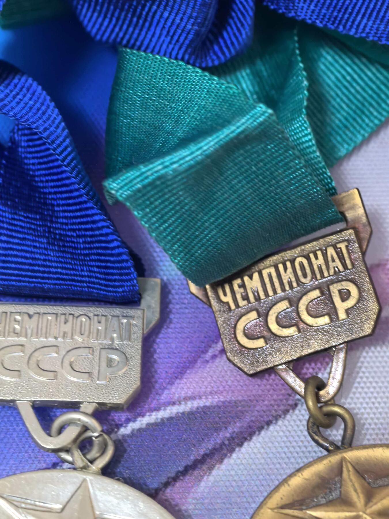 苏联勋章奖章拍卖 本次有亚捏，空军军服，国际运动员等好货 不要错过 3月20日晚上九点结束在麦稀奇 找不到的加我qq或者微信都是184277308备注苏章拍卖。 苏联锦标赛银、铜奖章（Чемпионат СССР）银色款：镀银/银质合金 铜色款：黄铜/青铜 授予在苏联全国锦标赛中获得亚军、季军的运动员