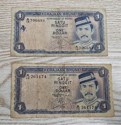 【币将精彩】纸币杂项拍卖（2026-4-27） 文莱1元纸币两枚旧票品如图 说明:外币旧票，均有折痕，污损，裂口，过水等瑕疵，品如图。