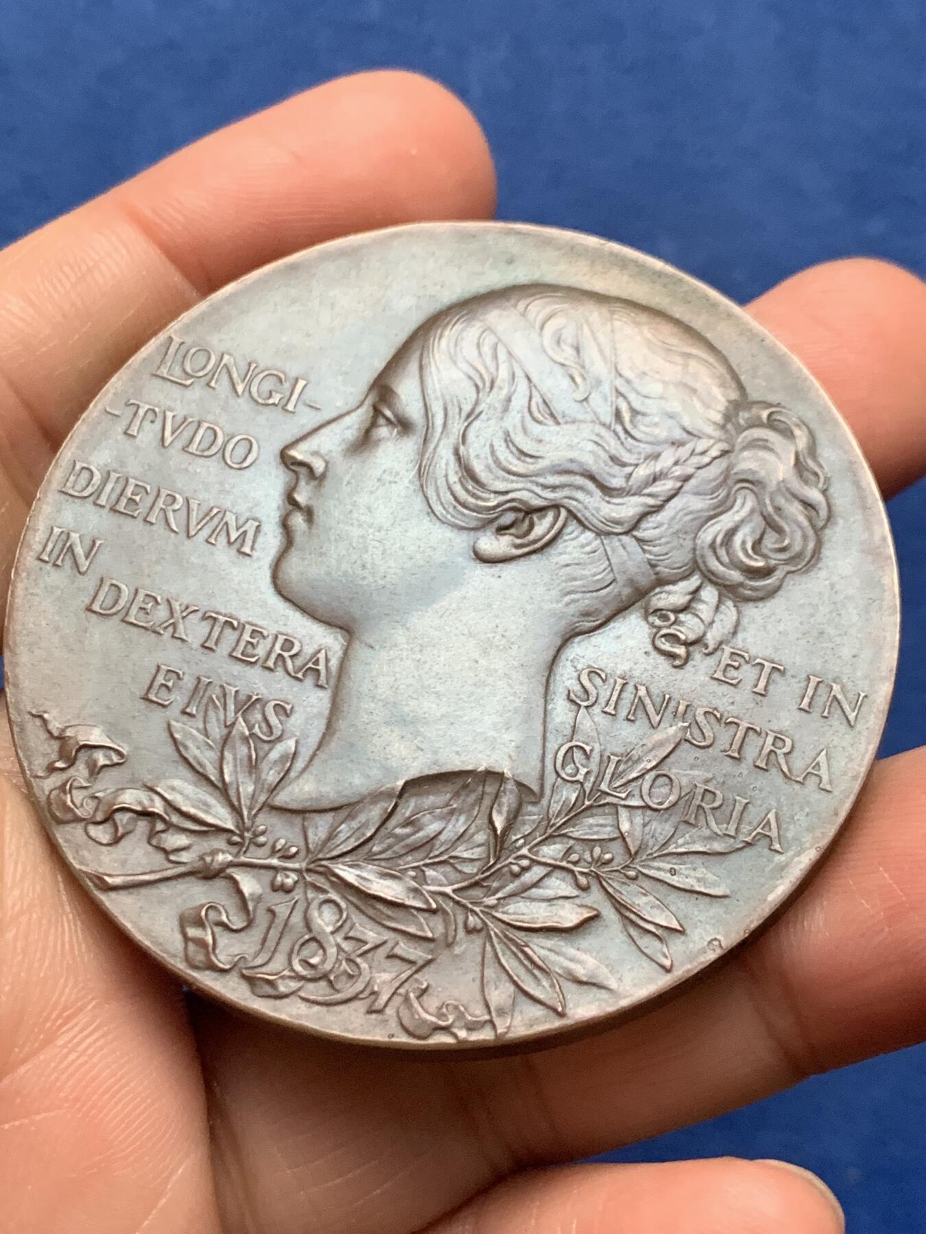 《竞宝斋》第473场 周日，周一 2场连拍 （全场包邮）欢迎送拍 英国1897年维多利亚女王登基60周年纪念大铜章，71.9克，55.2mm，原盒品相不错