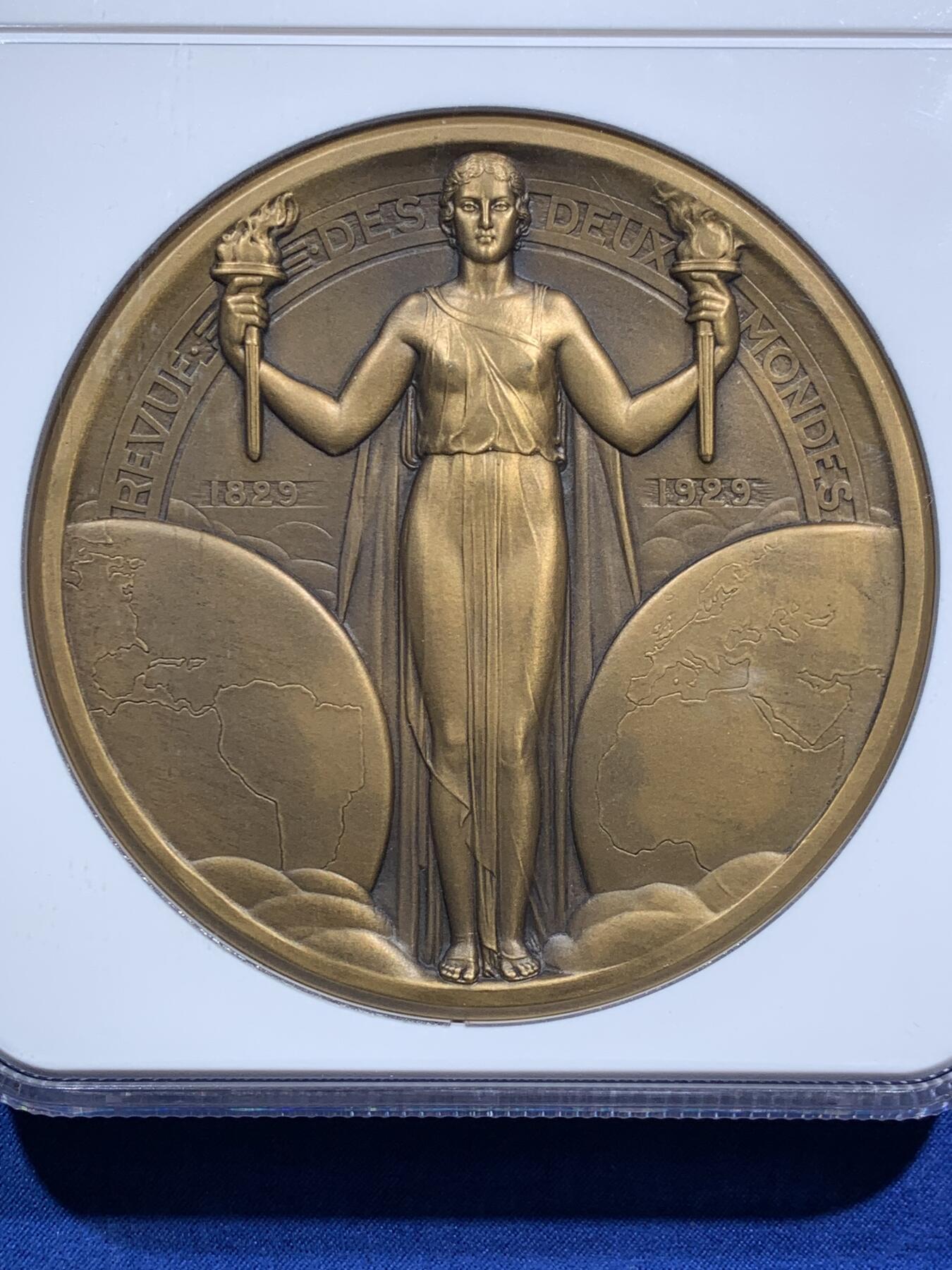 《竞宝斋》第473场 周日，周一 2场连拍 （全场包邮）欢迎送拍 NGC MS65BN 法国 “两世界评论” 创刊百年纪念大铜章，顶级品相 约98mm 重约450克 超大直径，加大加厚盒。3月11日最近记录550英镑成交 附图