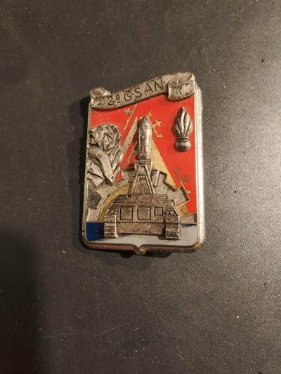 老王徽章第188期 - 法国陆军第2核火炮支援大队证章     该部队是法国陆军的一部分，主要负责为核炮兵部队（如配备“冥王星”导弹的部队）提供后勤和技术支援。