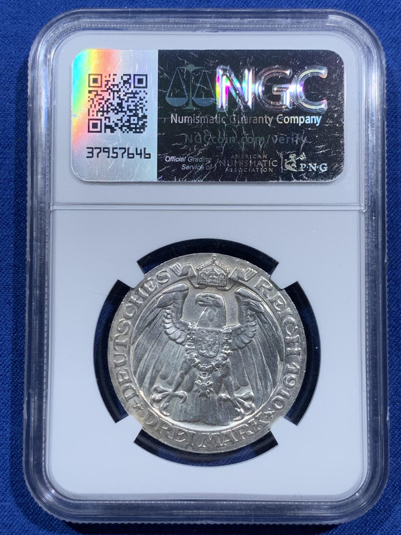 《竞宝斋》第473场 周日，周一 2场连拍 （全场包邮）欢迎送拍 NGC MS63 德国普鲁士王国1910年柏林大学建成一百周年3马克银币，银光闪闪，转光强烈细节优秀，状态极佳。