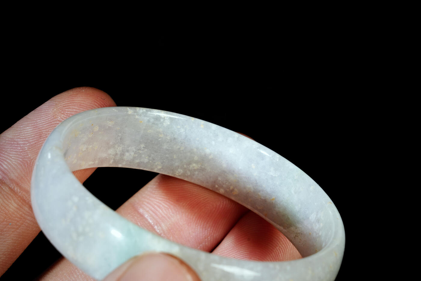 上海都达杂项专场五十八【全场包邮】  天然冰种飘绿翡翠（A货）宽手镯 附鉴定证书93-16