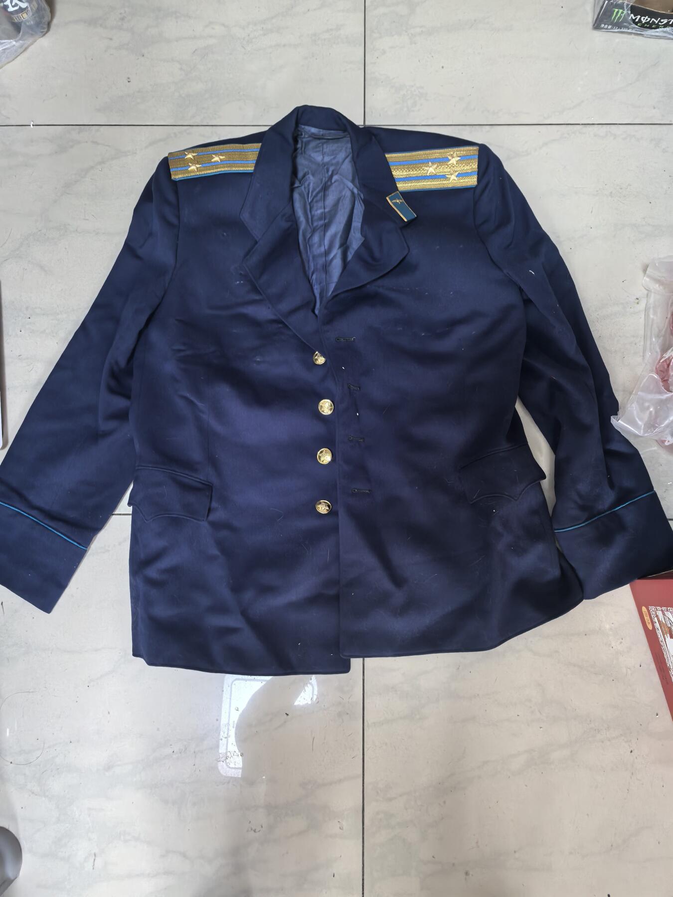 苏联勋章奖章拍卖 本次有亚捏，空军军服，国际运动员等好货 不要错过 3月20日晚上九点结束在麦稀奇 找不到的加我qq或者微信都是184277308备注苏章拍卖。 苏联空军上校军服上衣 大概尺寸175  保存完好 没有破损 领章少一个找不到了其他都很好 右胸有几个佩戴勋章的眼 衣服可以说保存的非常好照片一起给不保证是本人 20✘25大尺寸