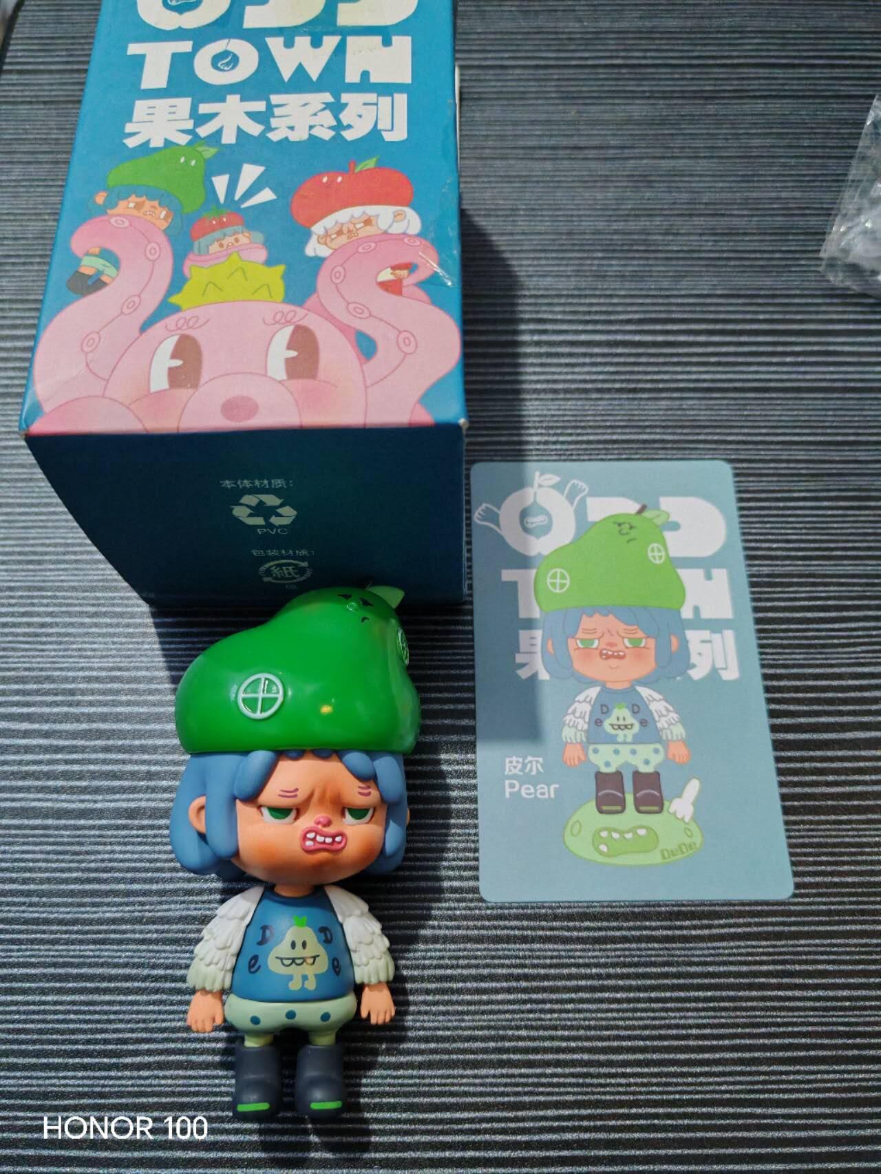 正版盲盒专场 ODD TOWN 果木系列 ​ - 出品方：ODD TOWN（古怪小镇） ​ - 款式：皮尔（Pear） ​ - 尺寸：约 90mm，PVC 材质，表面为细腻哑光质感