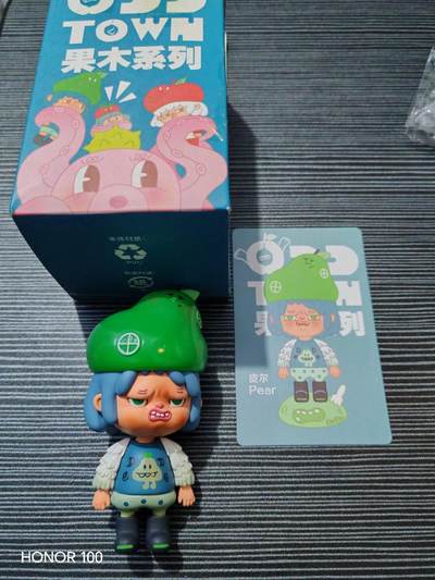 正版盲盒专场 - ODD TOWN 果木系列 ​ - 出品方：ODD TOWN（古怪小镇） ​ - 款式：皮尔（Pear） ​ - 尺寸：约 90mm，PVC 材质，表面为细腻哑光质感