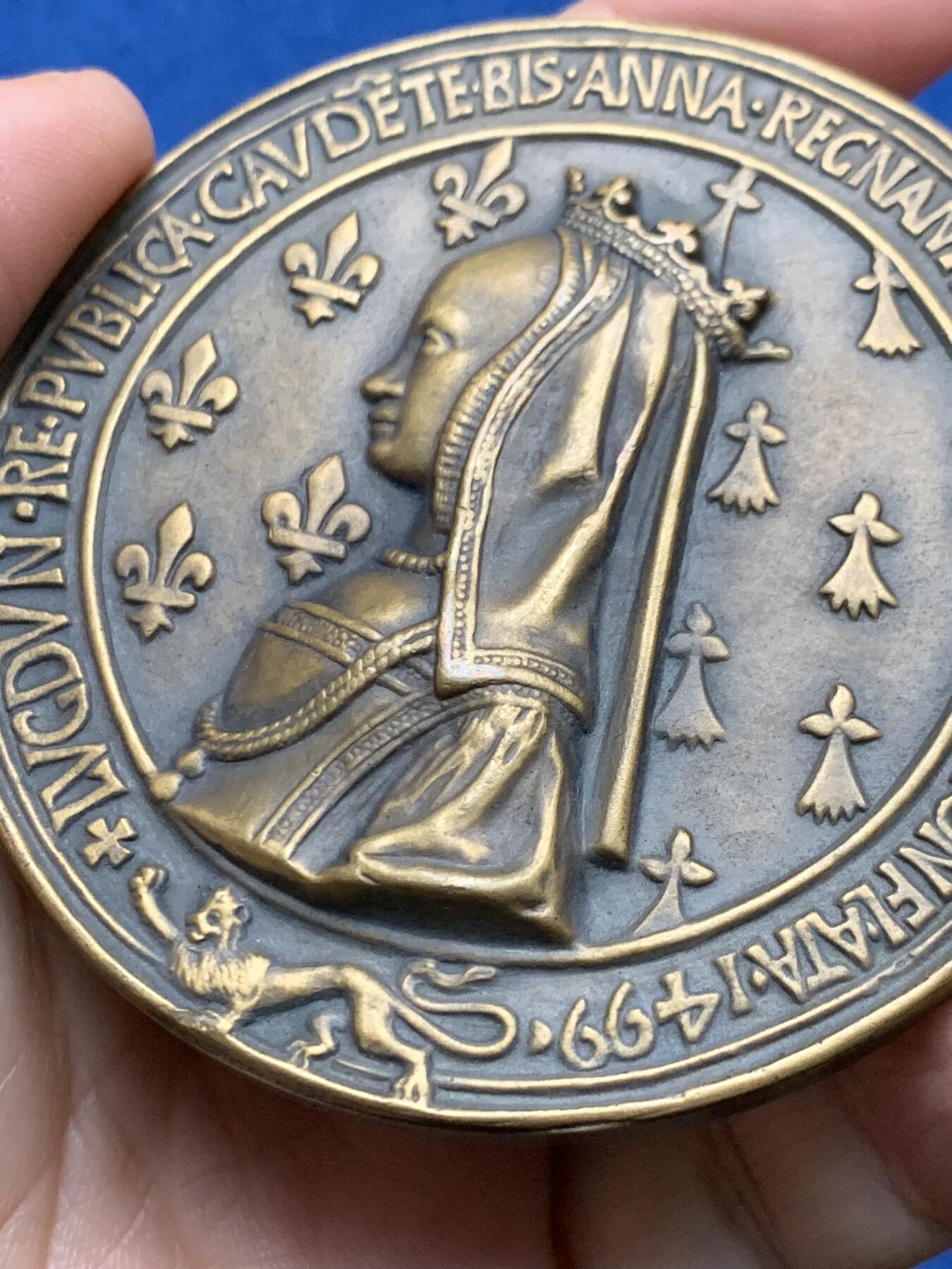 《竞宝斋》第473场 周日，周一 2场连拍 （全场包邮）欢迎送拍 路易十二与安妮大铜章 175.9克 71.2mm 丰饶角铜标 复古工艺 双面高浮雕