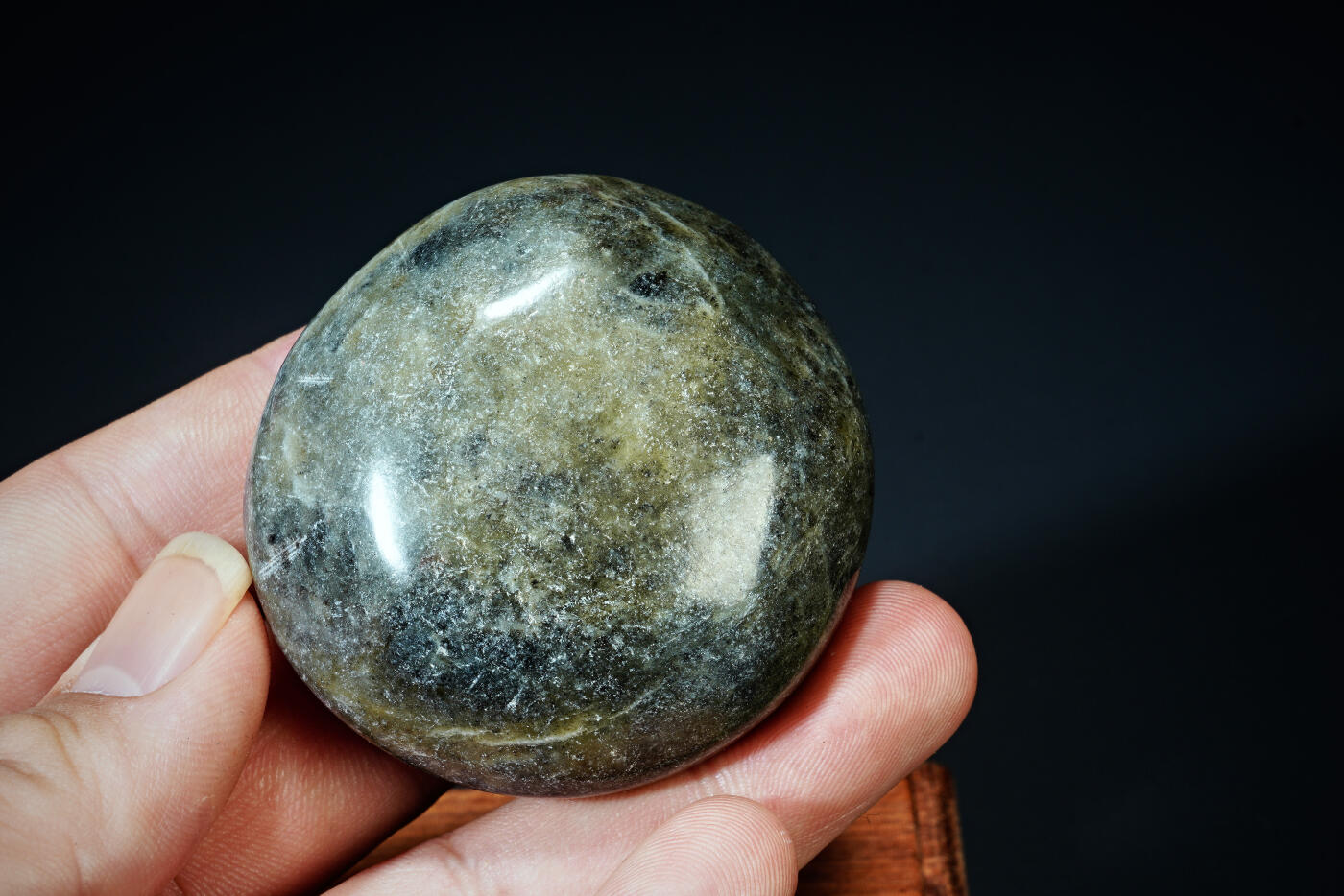 上海都达杂项专场五十八【全场包邮】  和田玉原石随型摆件连座93-83